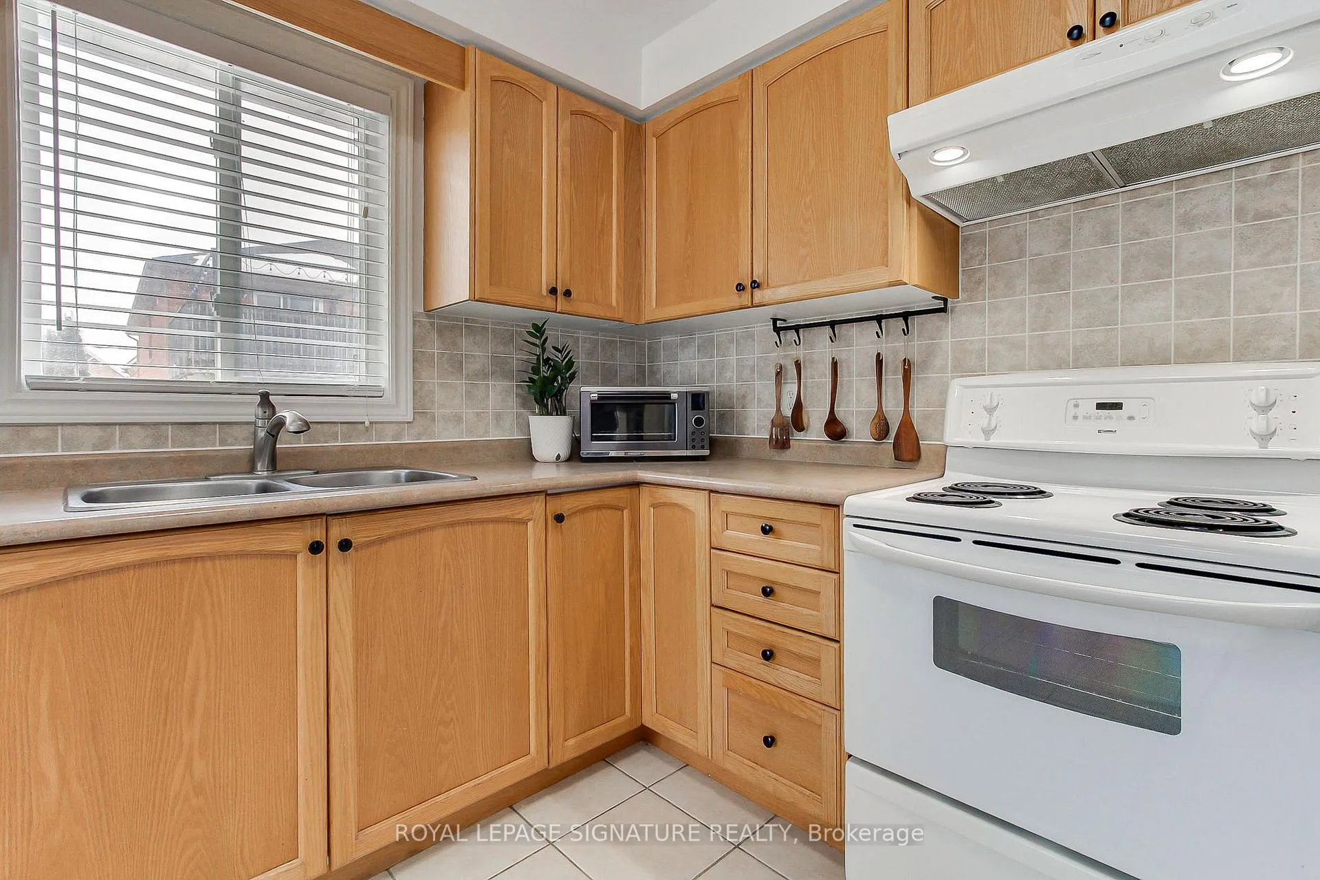 Photo 16 of 62 Cloughley Drive, Barrie, 400 West — HOMEH