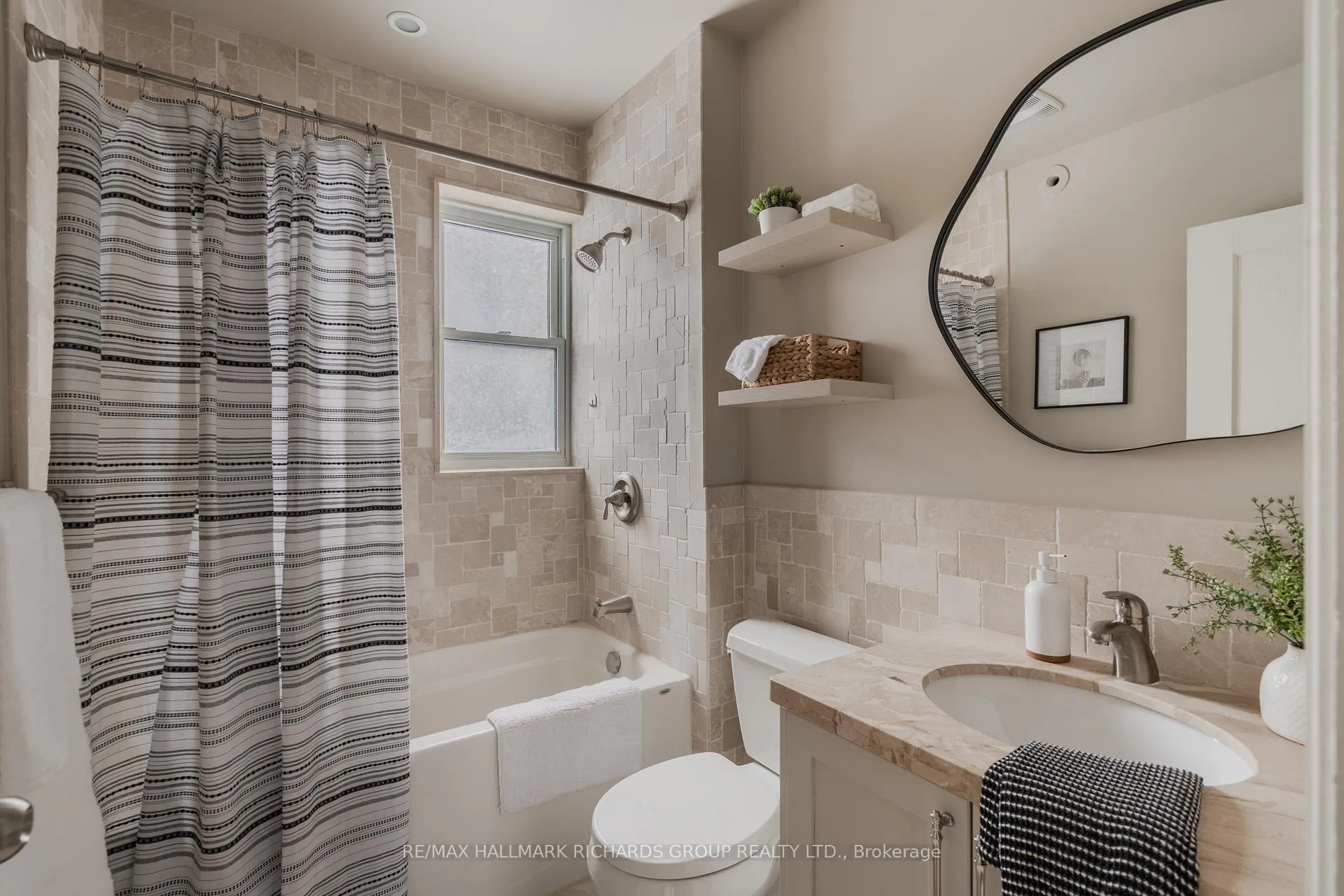 Photo 16 of 71 Lawrence Avenue W, Toronto, Lawrence Park South — HOMEH