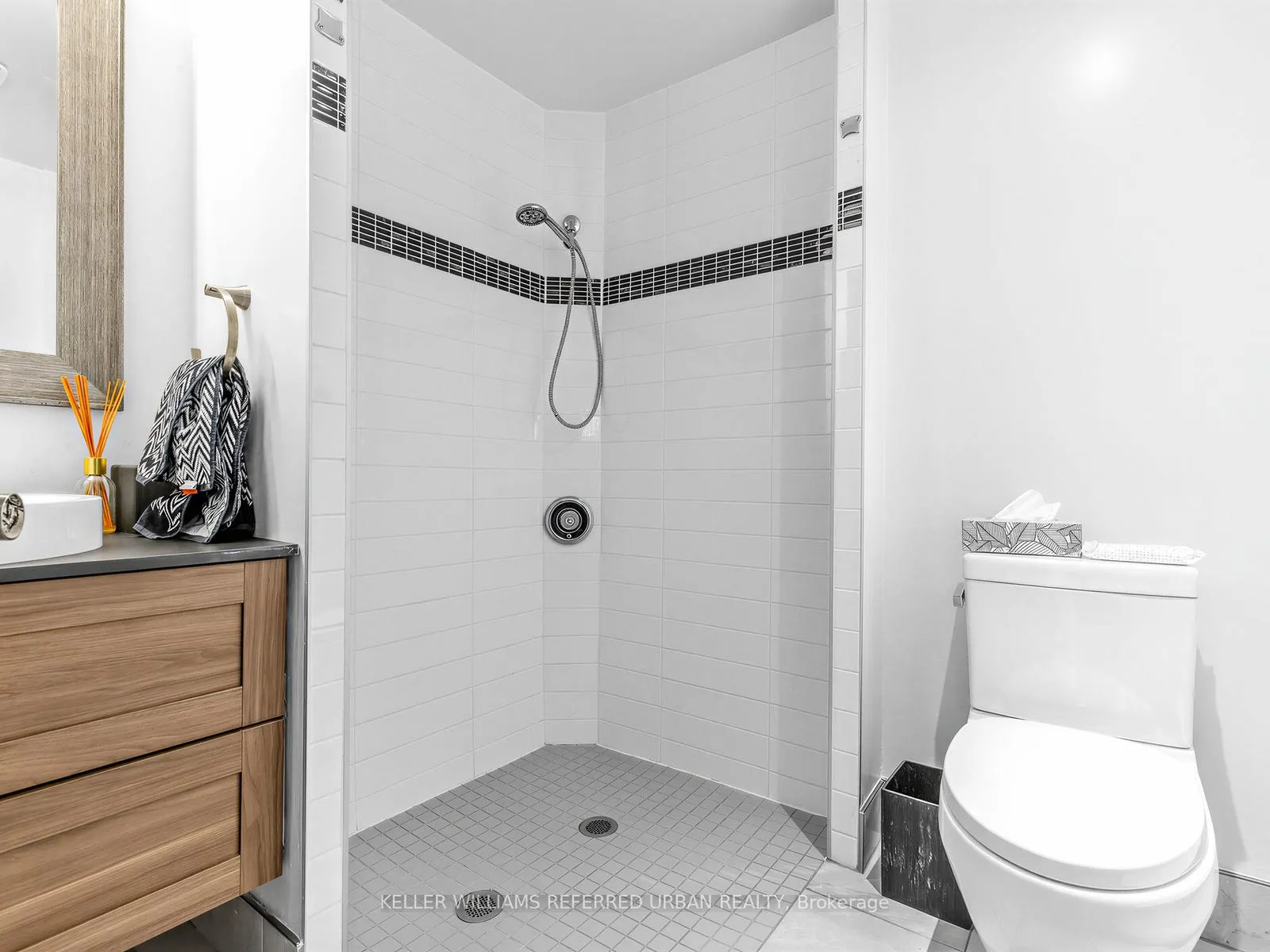 Photo 37 of 47 Dell Park Avenue, Toronto, Englemount-Lawrence — HOMEH