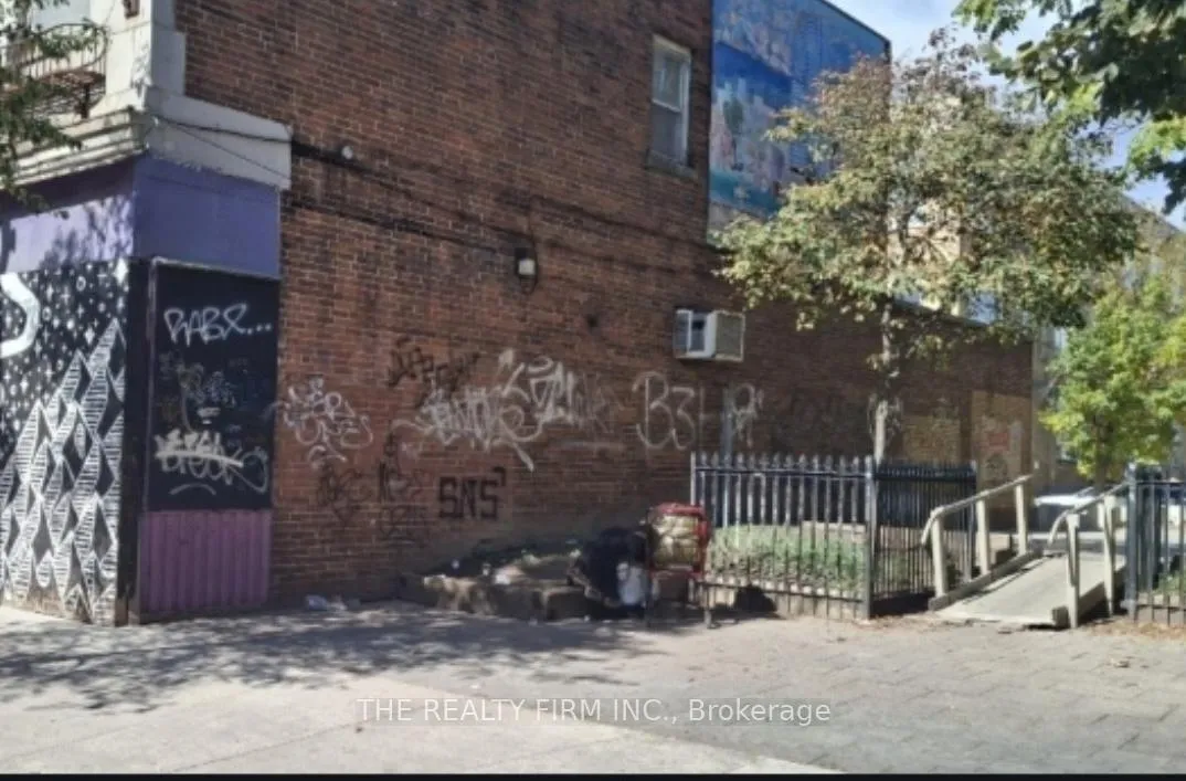 Photo 4 of 616 Dundas Street E, London, East G — HOMEH