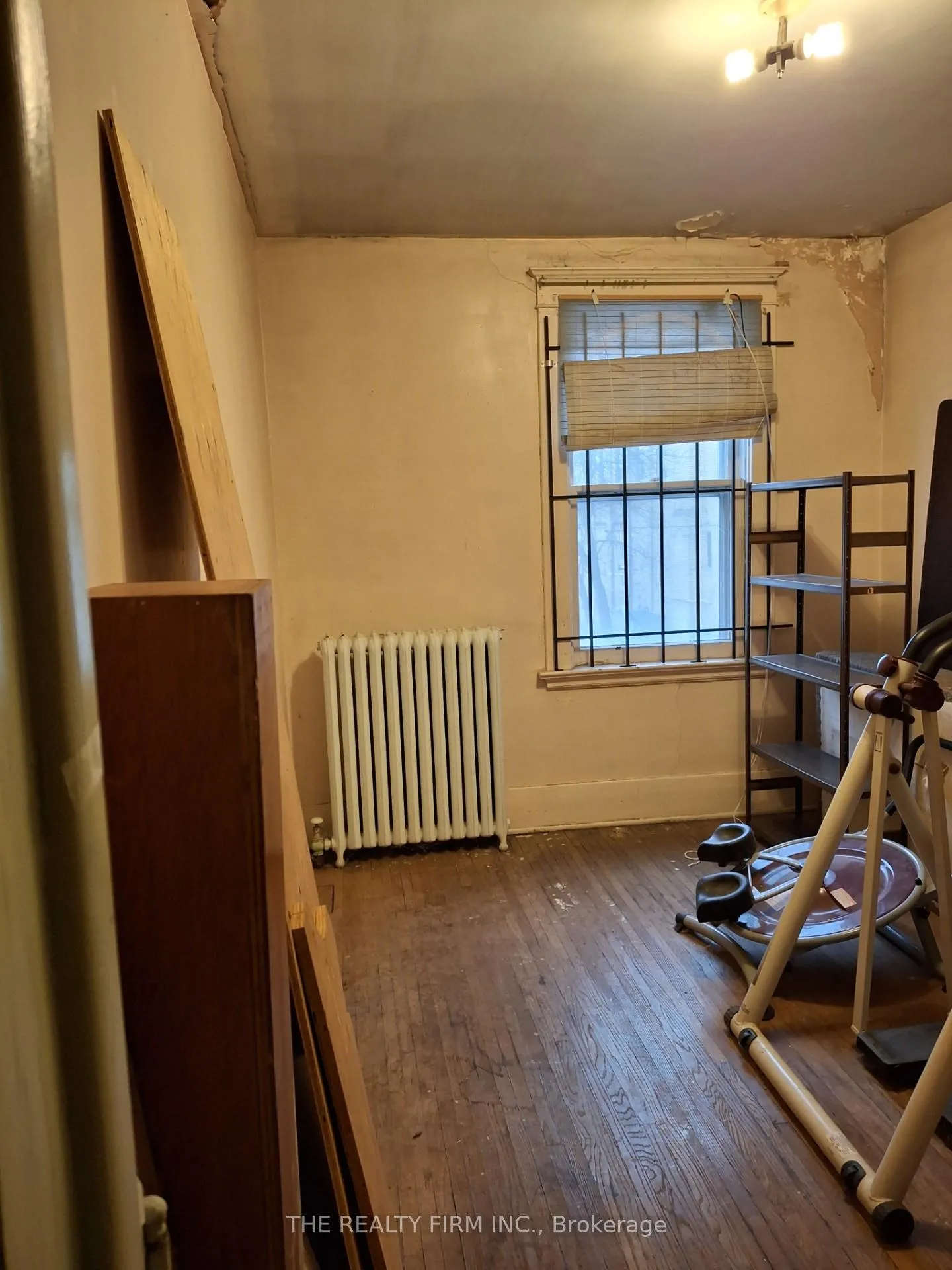 Photo 17 of 616 Dundas Street E, London, East G — HOMEH