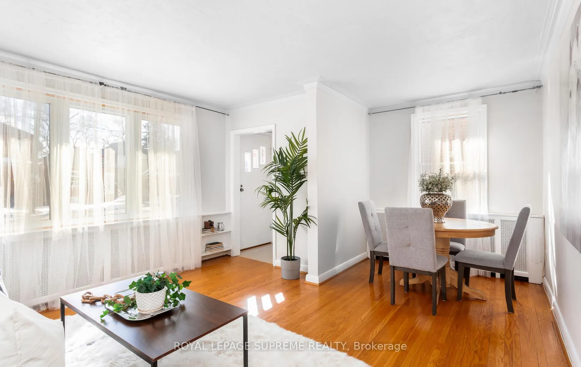 Photo 4 of 14 East Drive, Toronto, Rockcliffe-Smythe — HOMEH