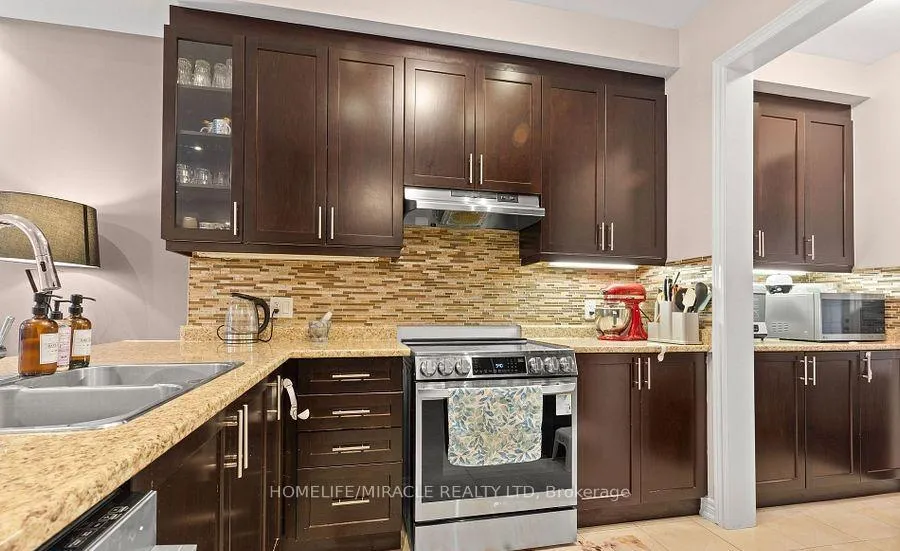 Photo 11 of 11 Thornapple Street, Brampton, Sandringham-Wellington — HOMEH