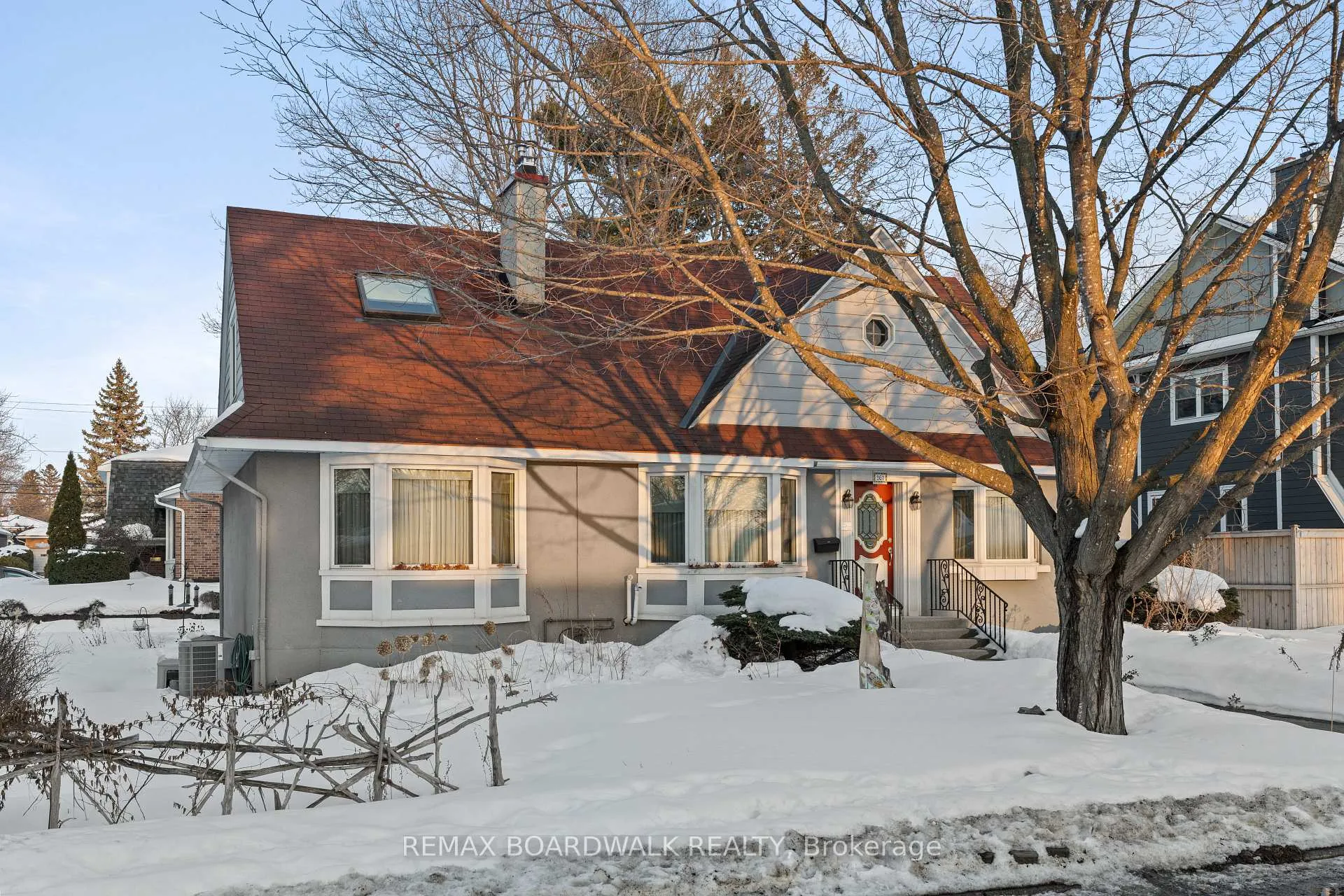 Front of 961 Kingsmere Avenue