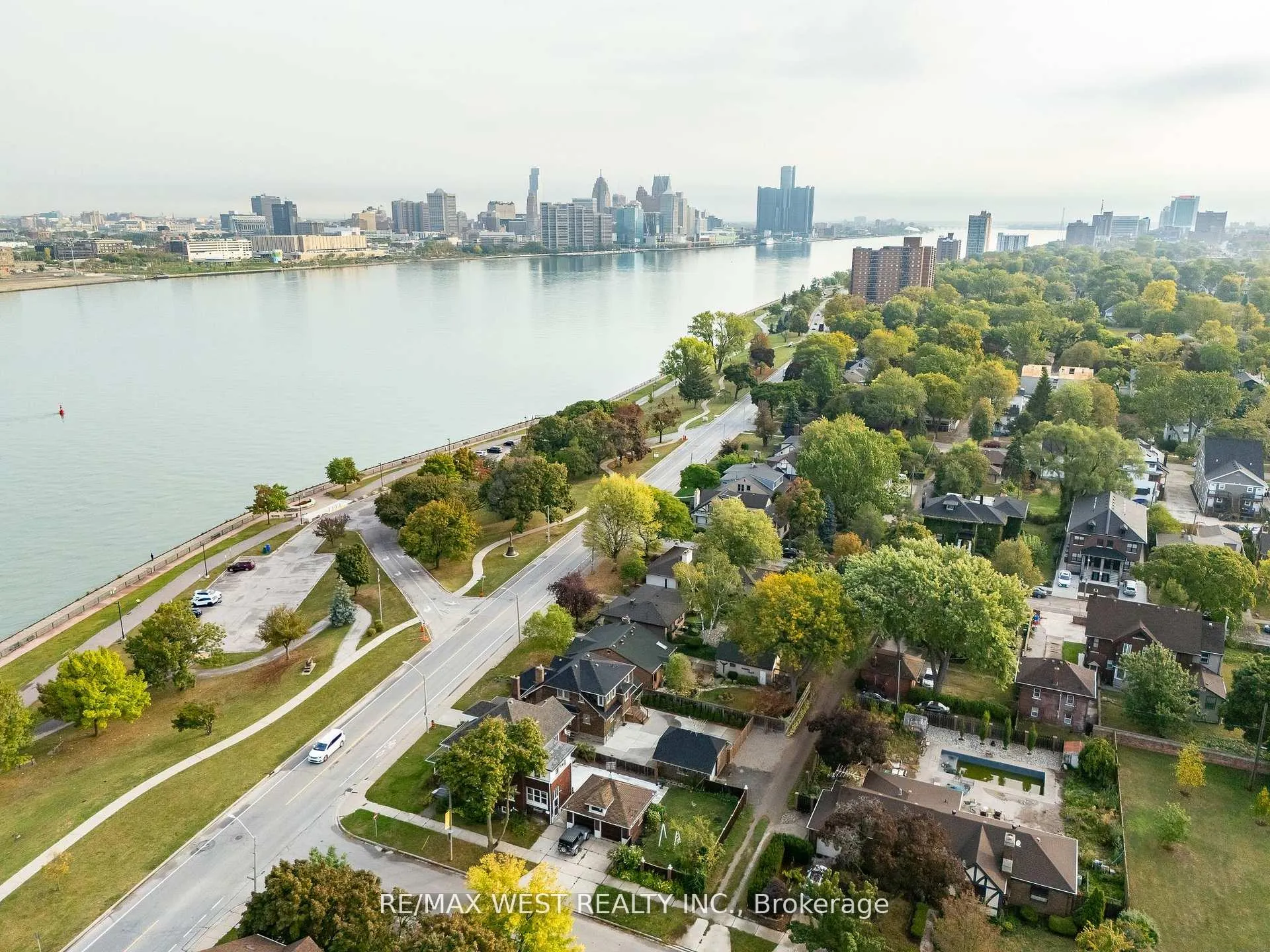Photo 9 of 2437 Riverside Drive W, Windsor — HOMEH