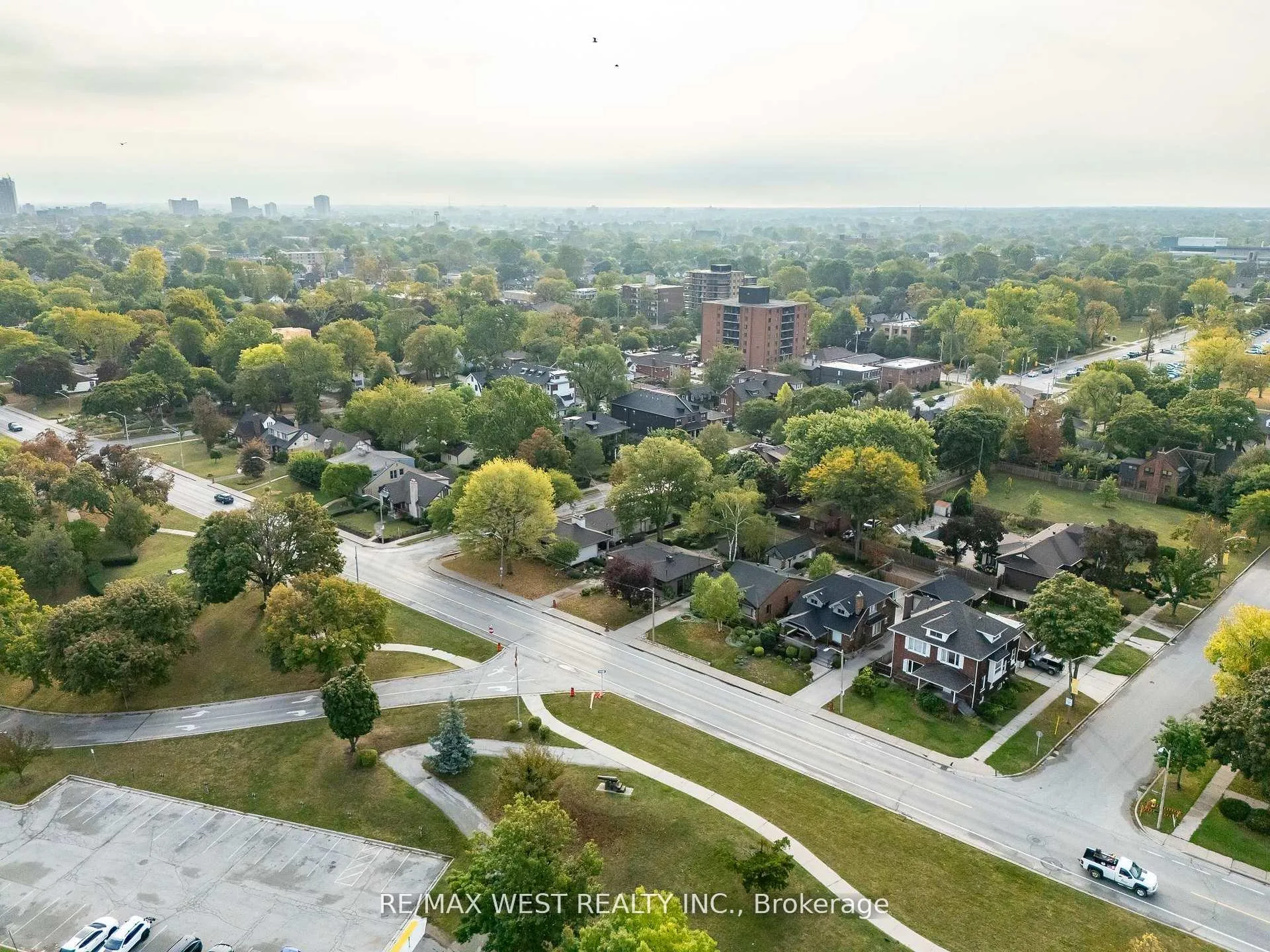 Photo 11 of 2437 Riverside Drive W, Windsor — HOMEH