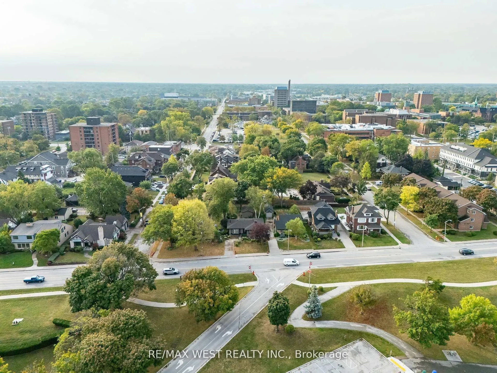 Photo 12 of 2437 Riverside Drive W, Windsor — HOMEH