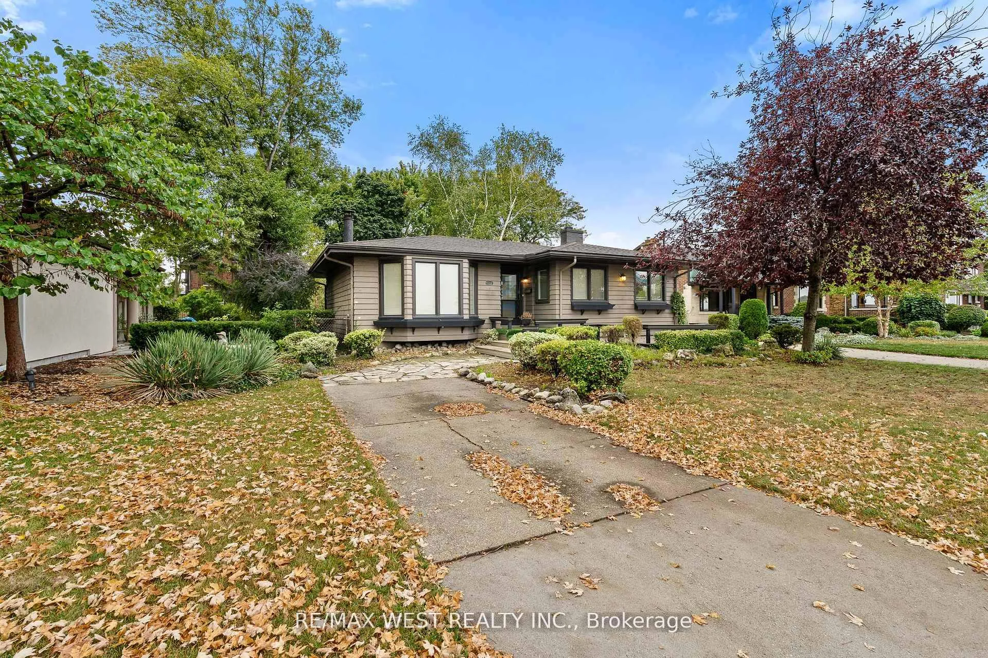Photo 16 of 2437 Riverside Drive W, Windsor — HOMEH
