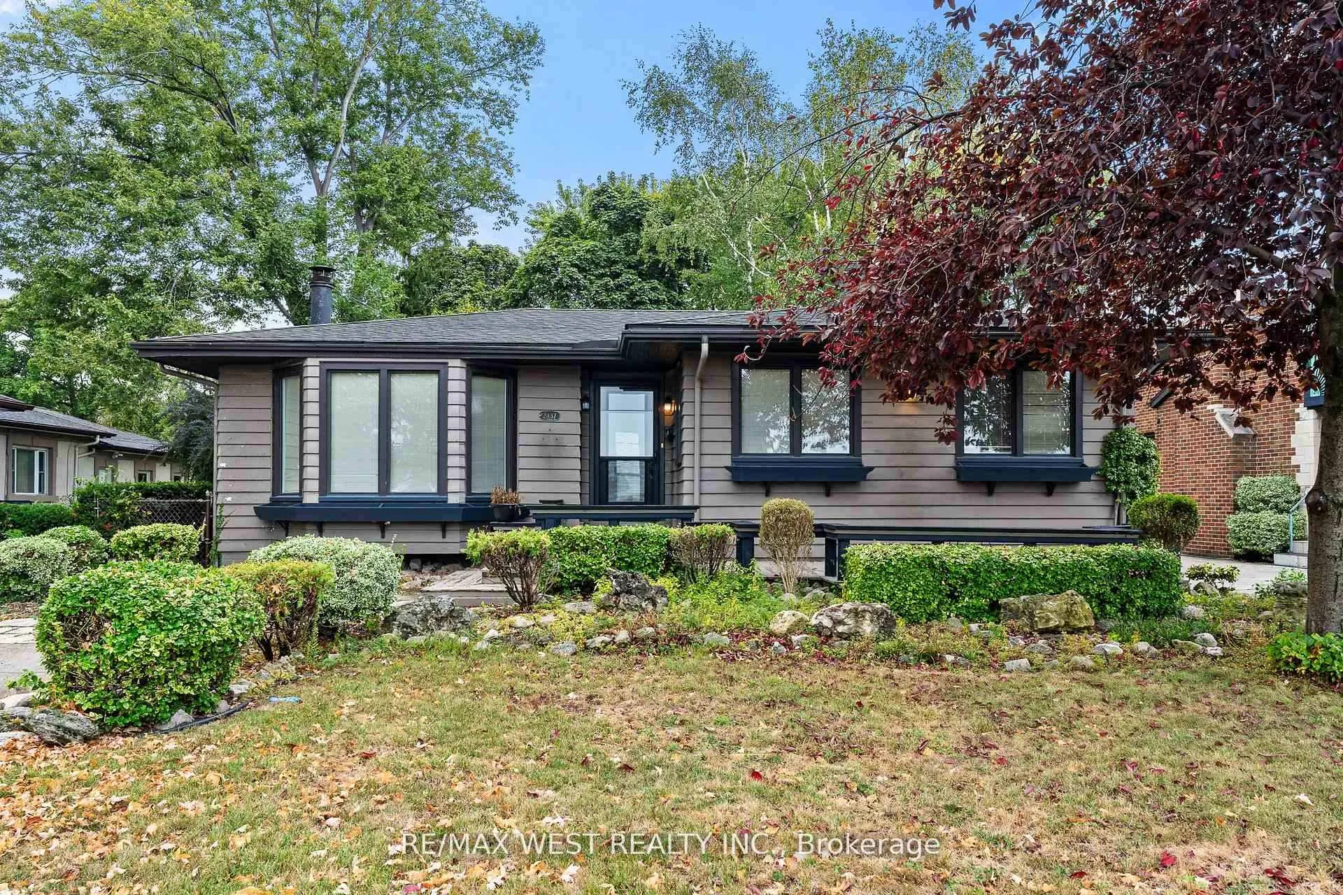 Photo 18 of 2437 Riverside Drive W, Windsor — HOMEH