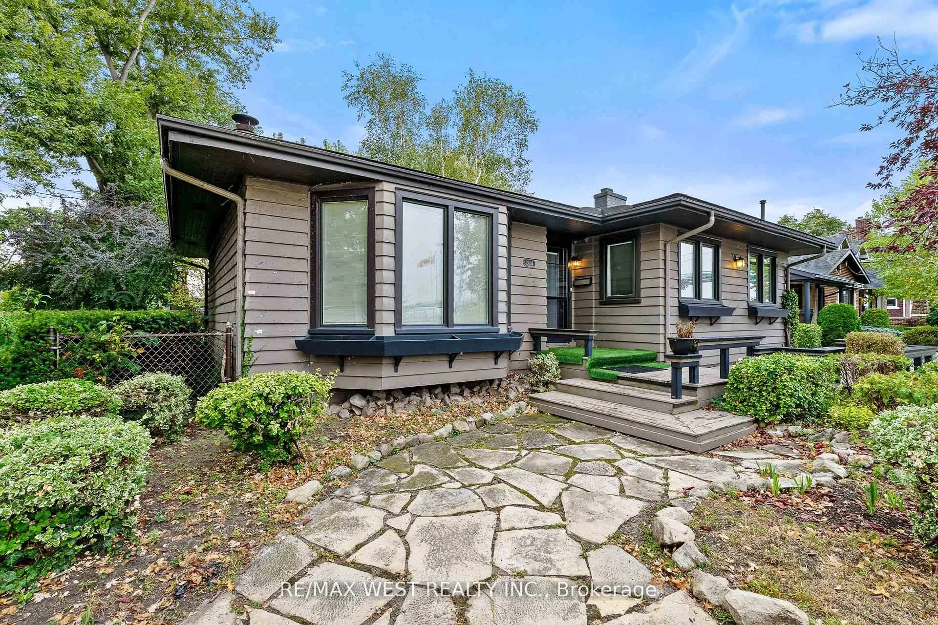 Photo 20 of 2437 Riverside Drive W, Windsor — HOMEH