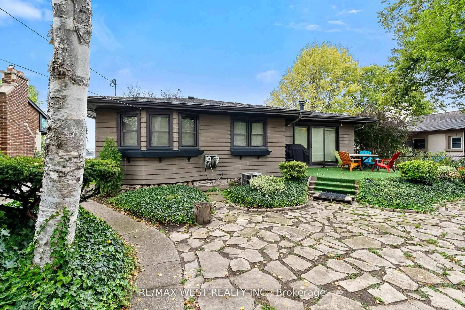 Photo 23 of 2437 Riverside Drive W, Windsor — HOMEH