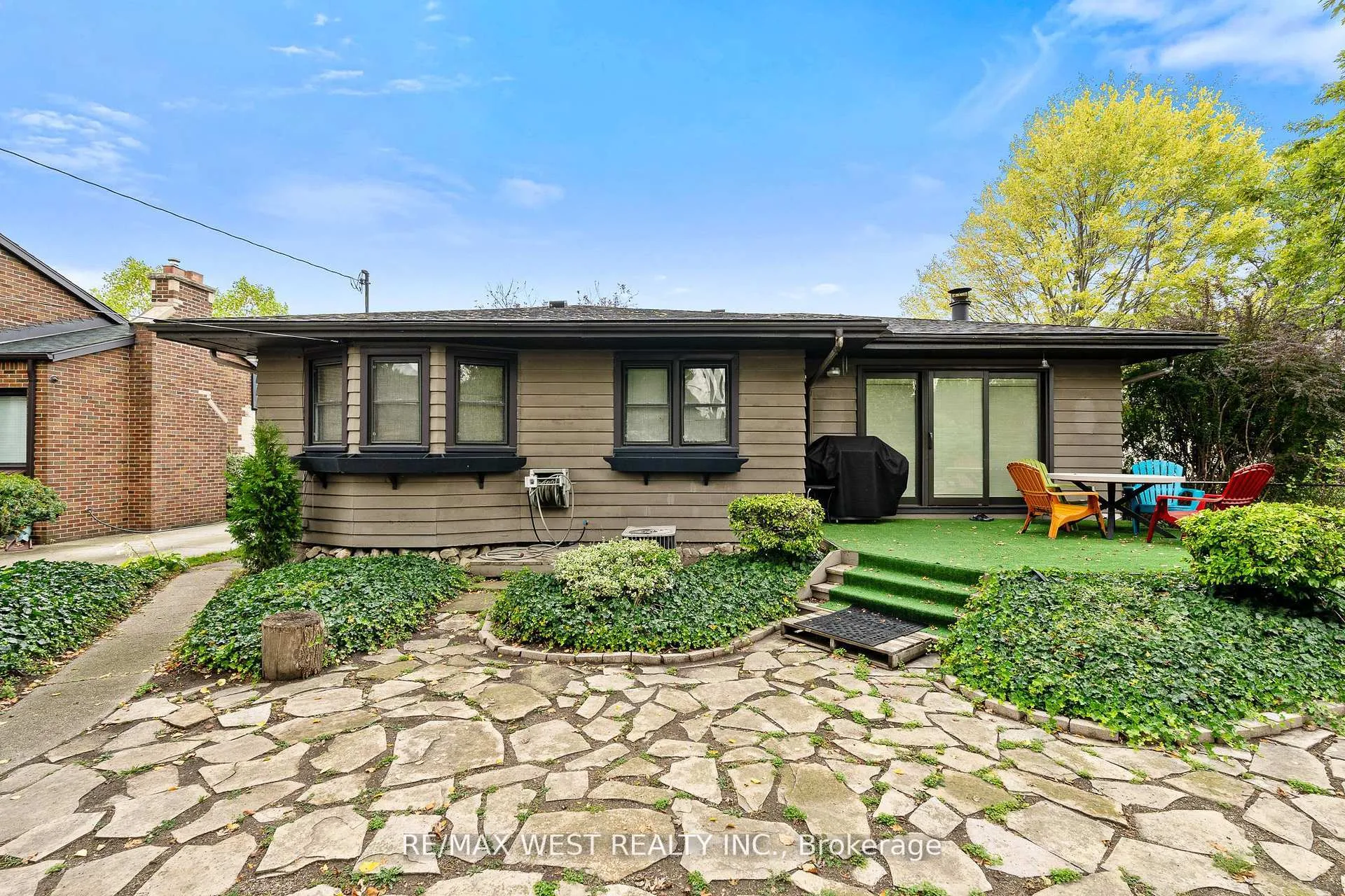 Photo 24 of 2437 Riverside Drive W, Windsor — HOMEH