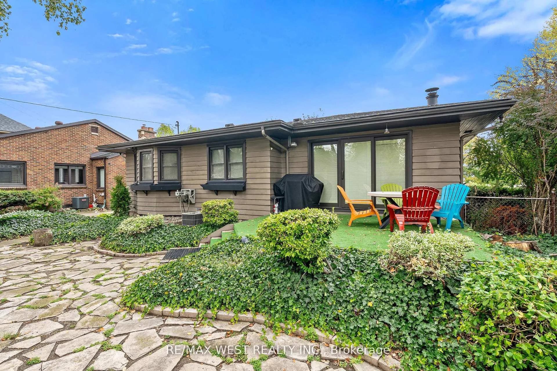 Photo 26 of 2437 Riverside Drive W, Windsor — HOMEH