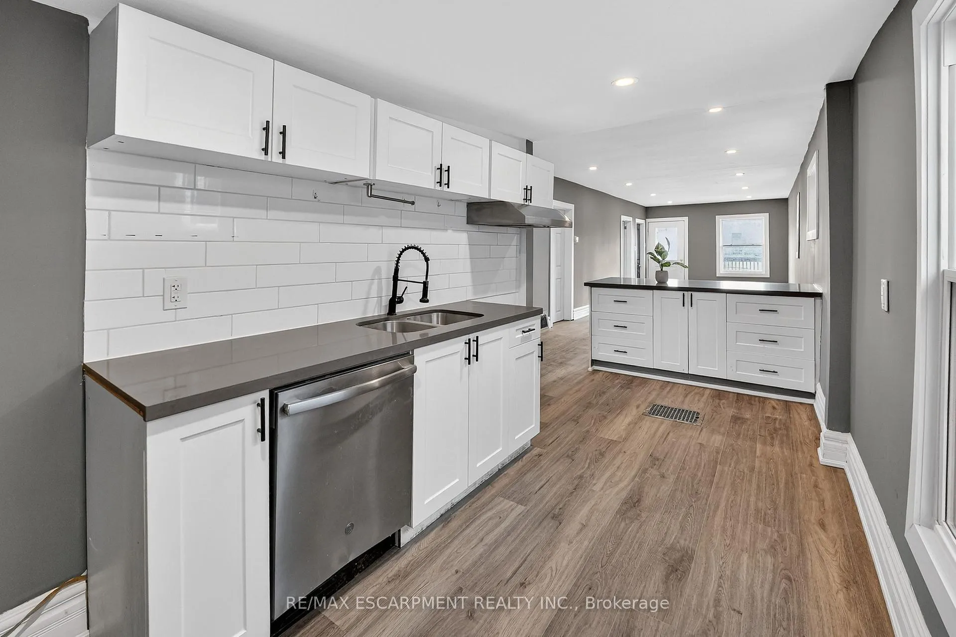 Photo 11 of 49 Allan Avenue, Hamilton, Homeside — HOMEH