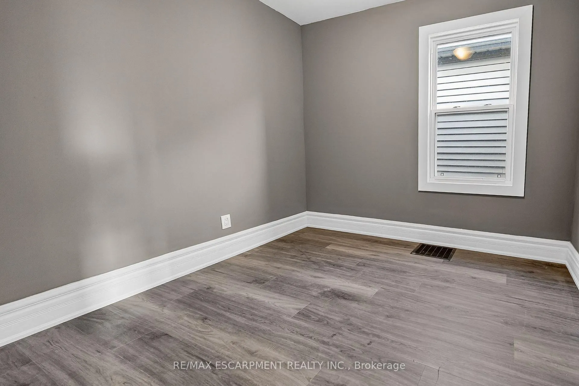 Photo 15 of 49 Allan Avenue, Hamilton, Homeside — HOMEH