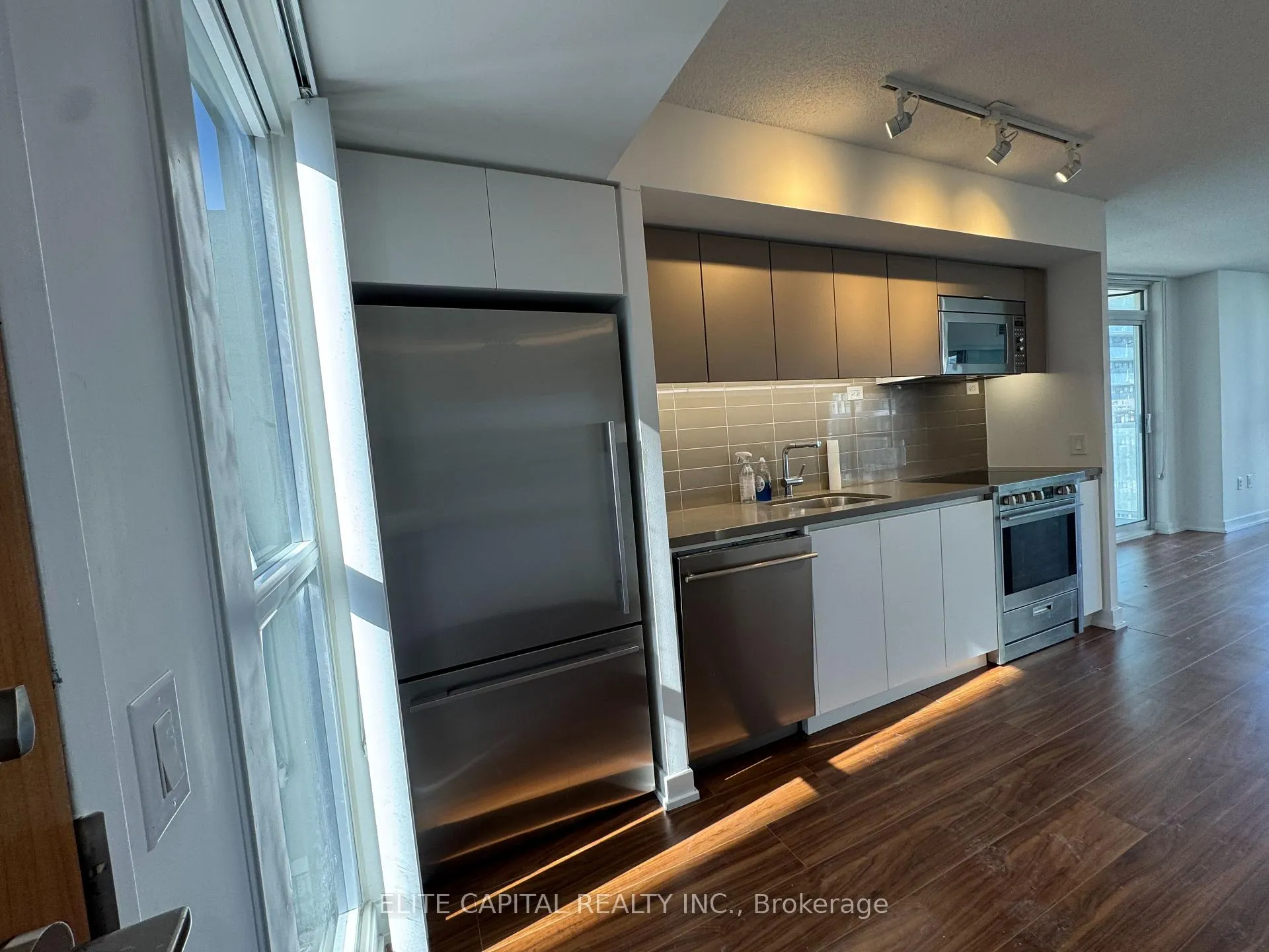 Photo 3 of Unit 907, 85 Queens Wharf Road, Toronto, Waterfront Communities — HOMEH
