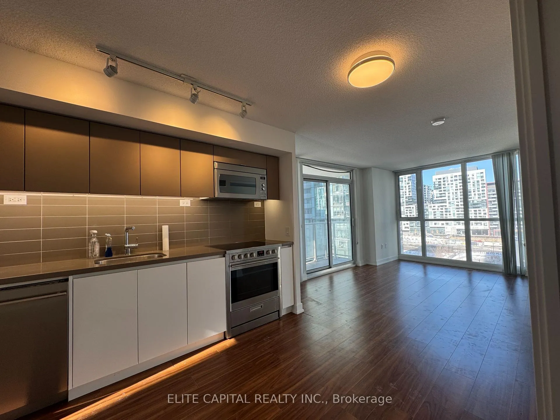 Photo 4 of Unit 907, 85 Queens Wharf Road, Toronto, Waterfront Communities — HOMEH