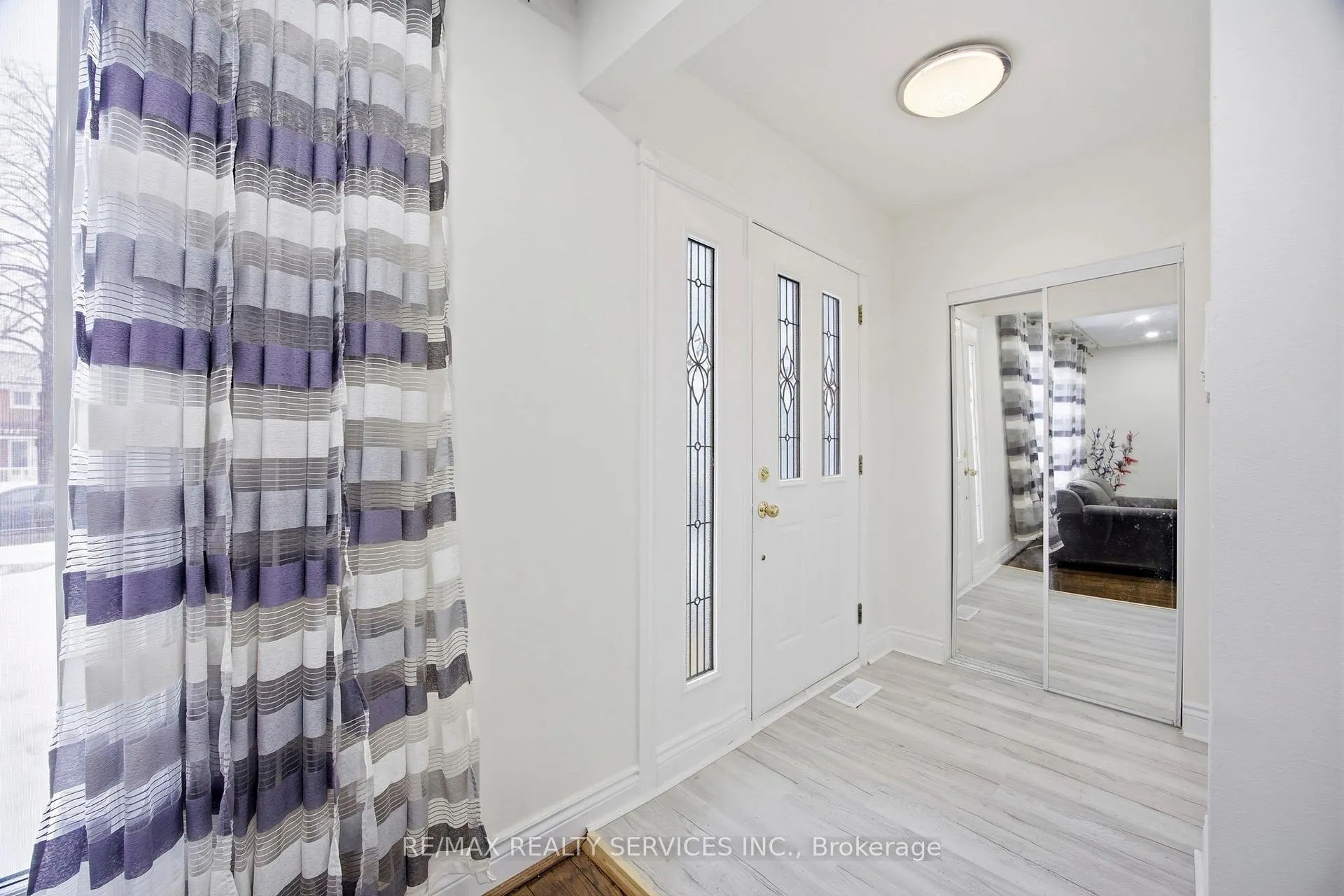 Photo 3 of 21 Radwinter Drive, Etobicoke, Thistletown-Beaumonde Heights — HOMEH