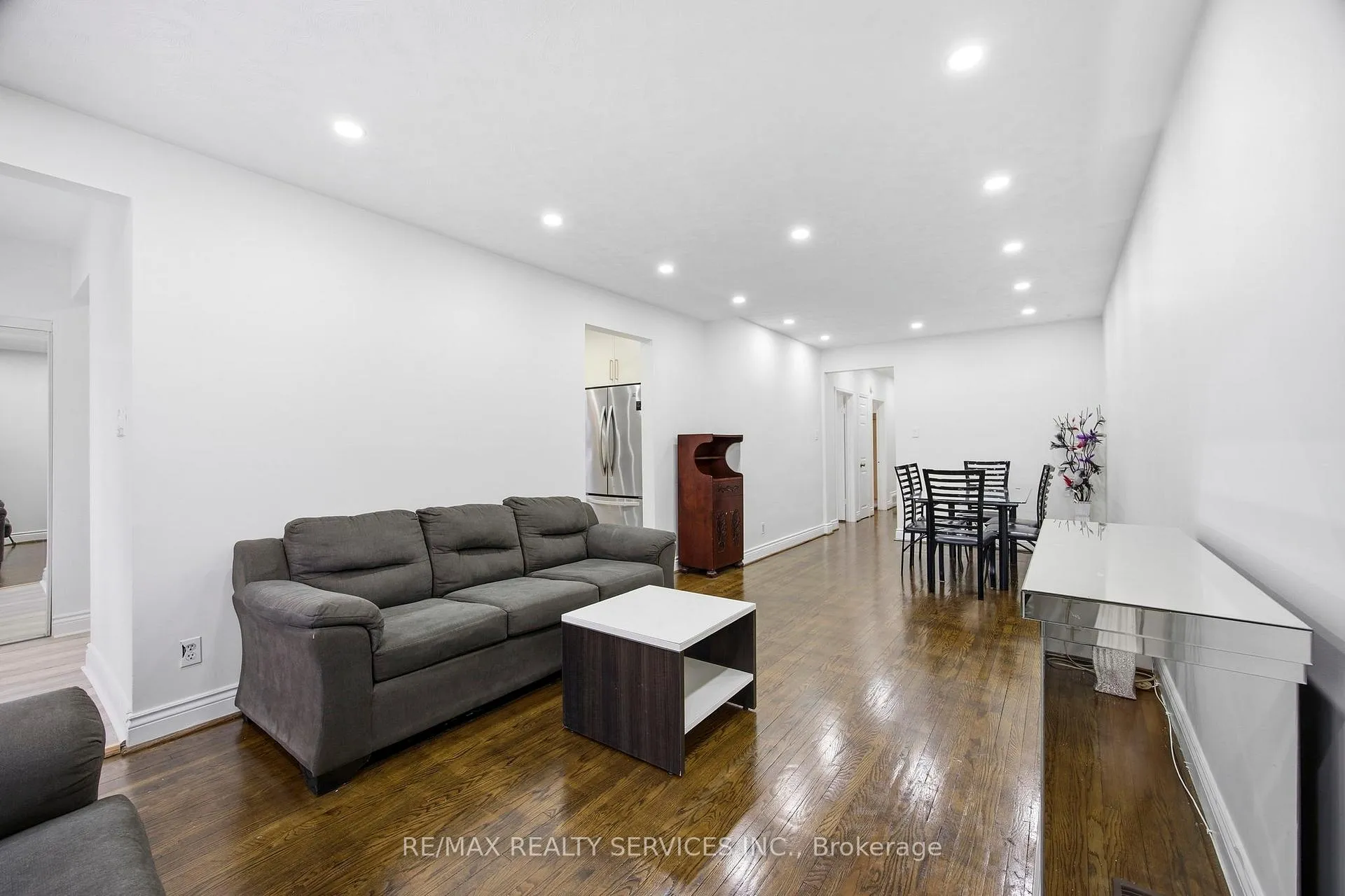 Photo 4 of 21 Radwinter Drive, Etobicoke, Thistletown-Beaumonde Heights — HOMEH