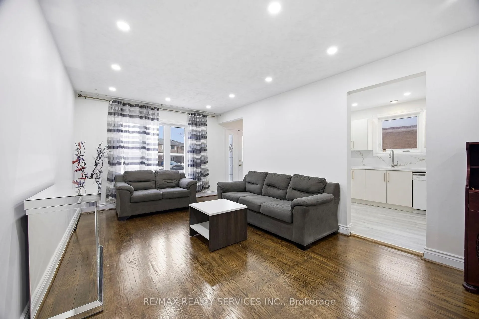 Photo 5 of 21 Radwinter Drive, Etobicoke, Thistletown-Beaumonde Heights — HOMEH