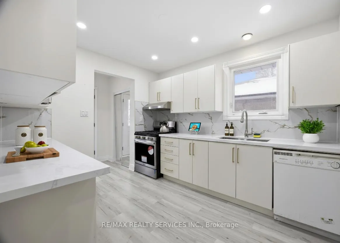Photo 7 of 21 Radwinter Drive, Etobicoke, Thistletown-Beaumonde Heights — HOMEH