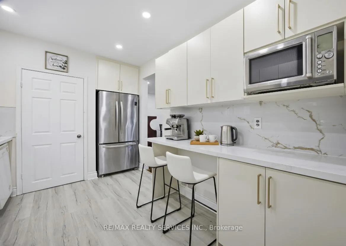 Photo 9 of 21 Radwinter Drive, Etobicoke, Thistletown-Beaumonde Heights — HOMEH