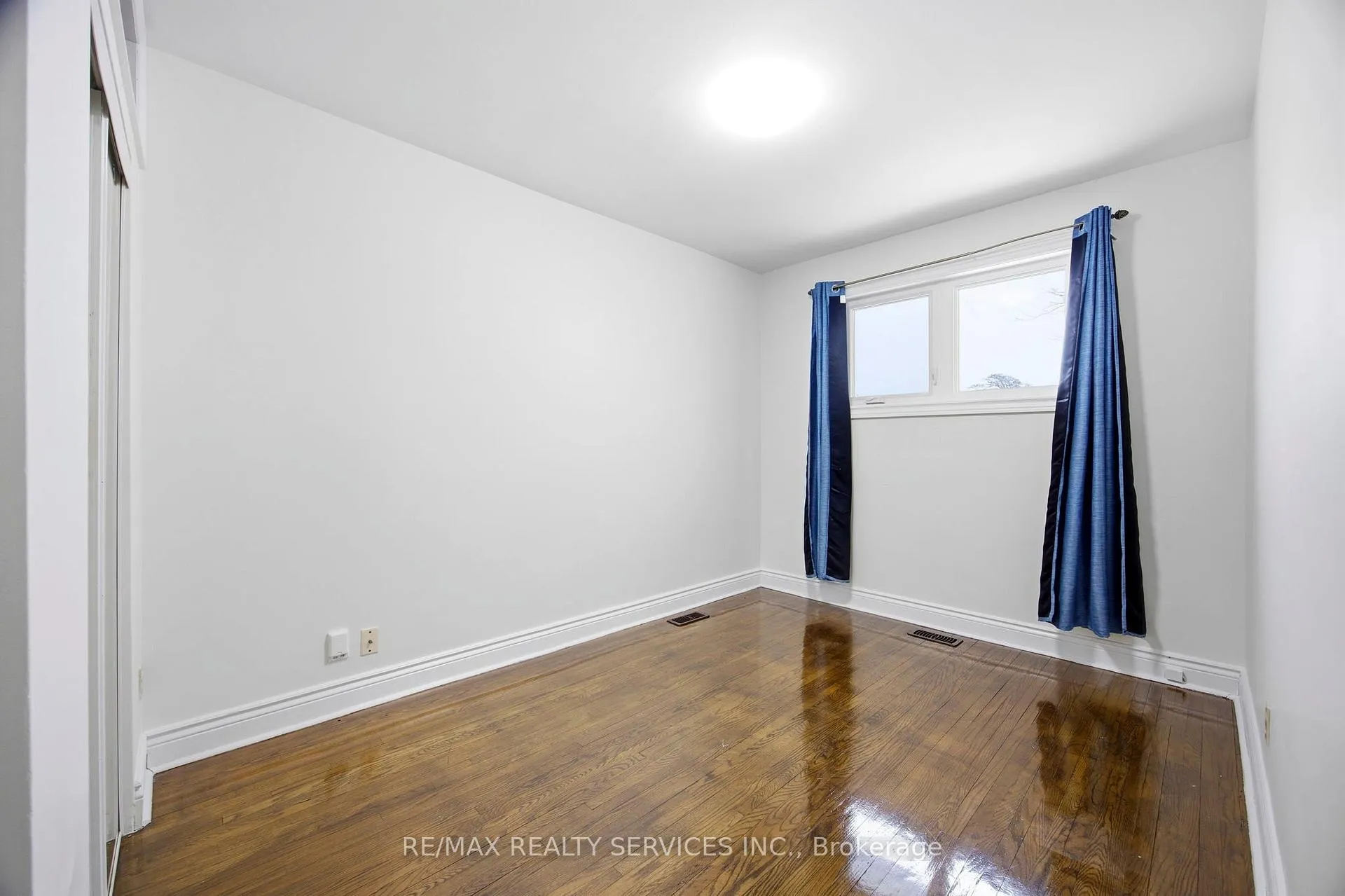 Photo 11 of 21 Radwinter Drive, Etobicoke, Thistletown-Beaumonde Heights — HOMEH