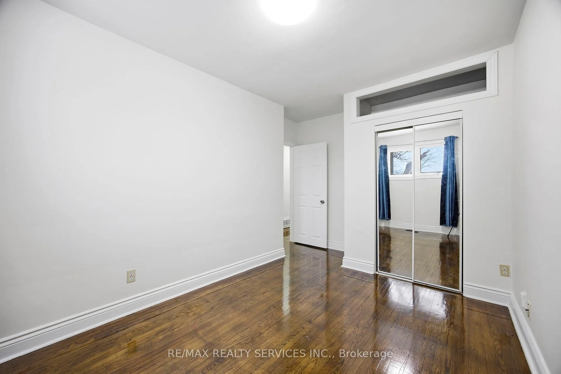 Photo 12 of 21 Radwinter Drive, Etobicoke, Thistletown-Beaumonde Heights — HOMEH