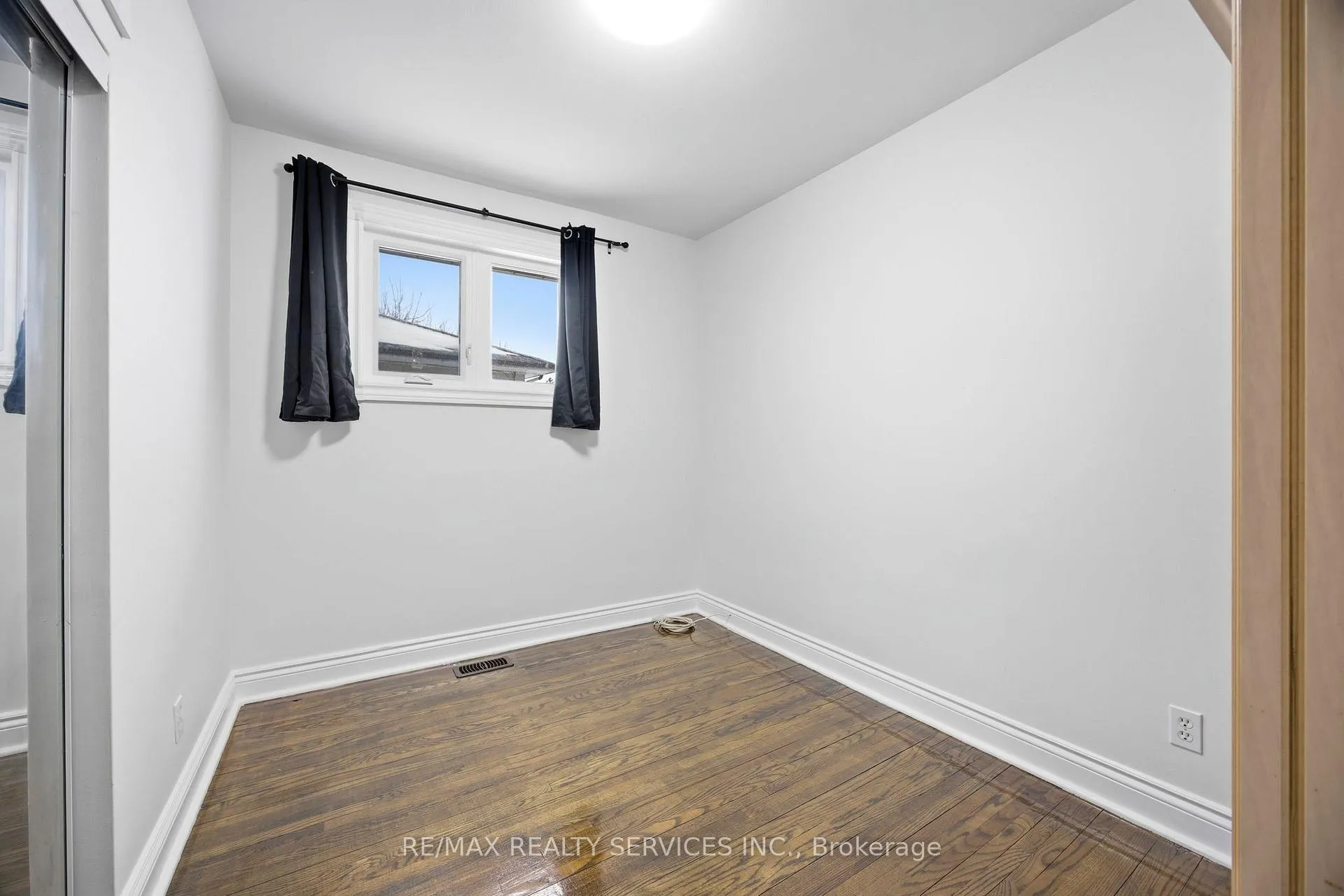 Photo 14 of 21 Radwinter Drive, Etobicoke, Thistletown-Beaumonde Heights — HOMEH