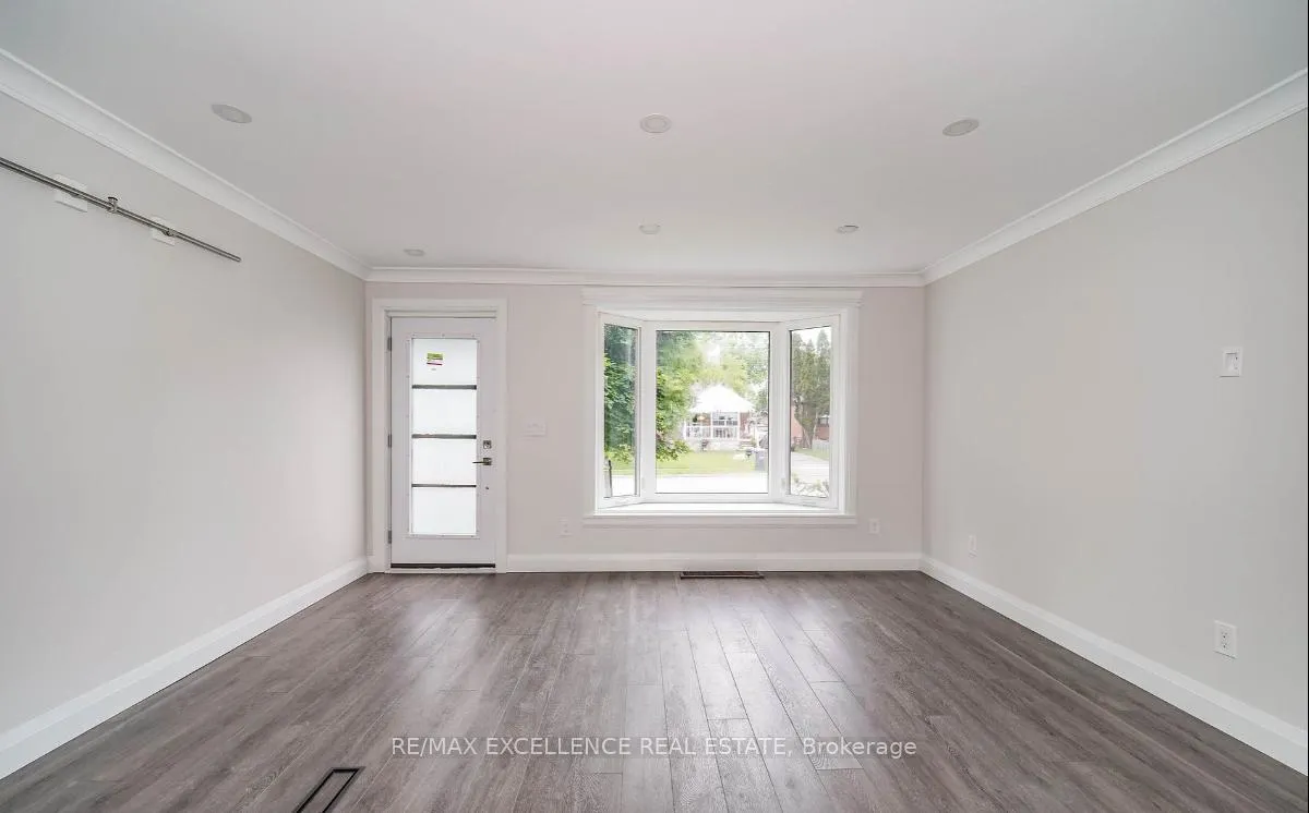 Photo 2 of 49 Royce Avenue, Brampton, Downtown Brampton — HOMEH