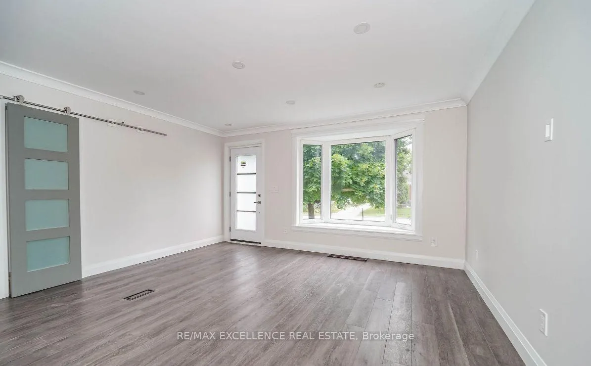 Photo 3 of 49 Royce Avenue, Brampton, Downtown Brampton — HOMEH