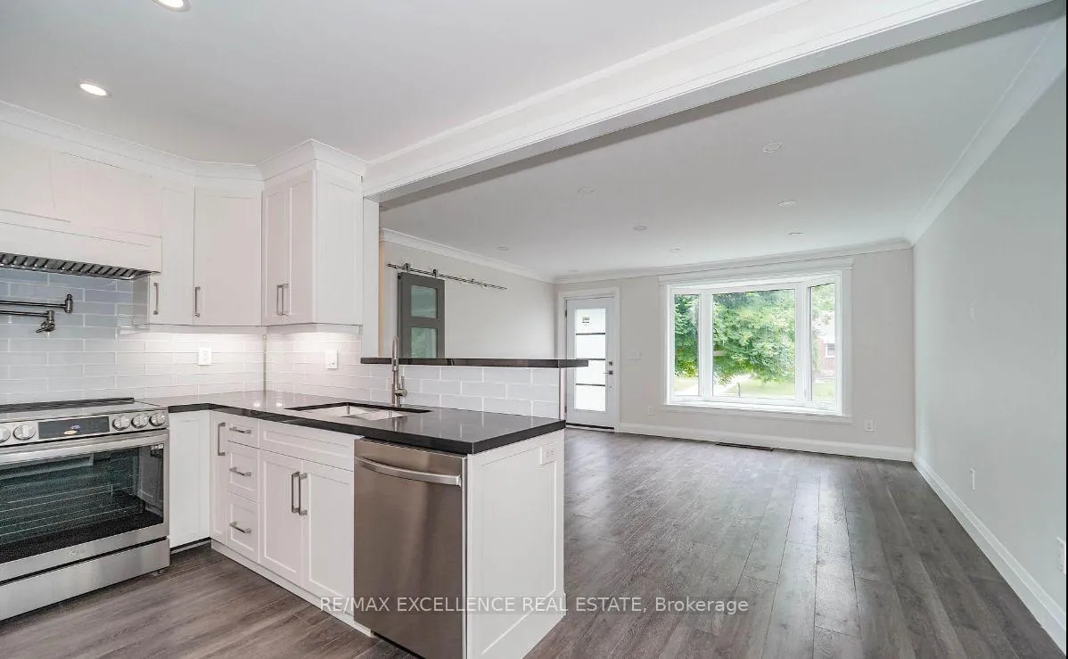 Photo 7 of 49 Royce Avenue, Brampton, Downtown Brampton — HOMEH