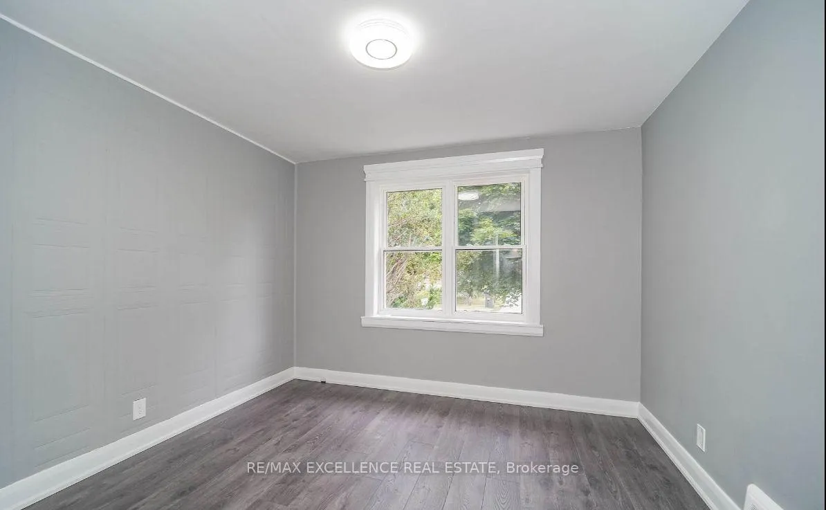 Photo 12 of 49 Royce Avenue, Brampton, Downtown Brampton — HOMEH