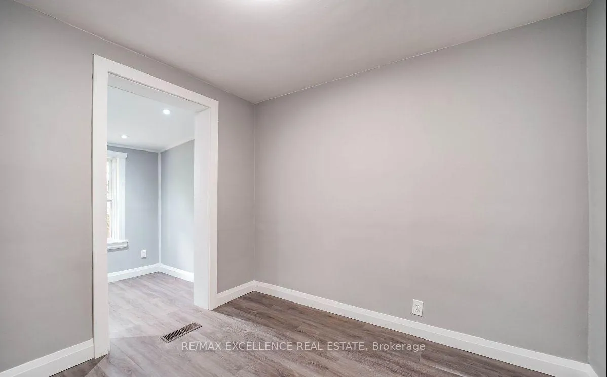Photo 13 of 49 Royce Avenue, Brampton, Downtown Brampton — HOMEH