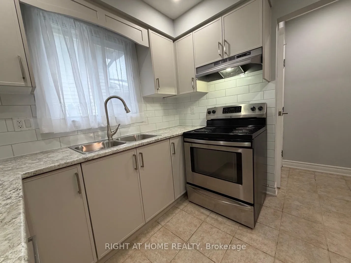 Photo 9 of 101 Romy Crescent, Thorold, Confederation Heights — HOMEH