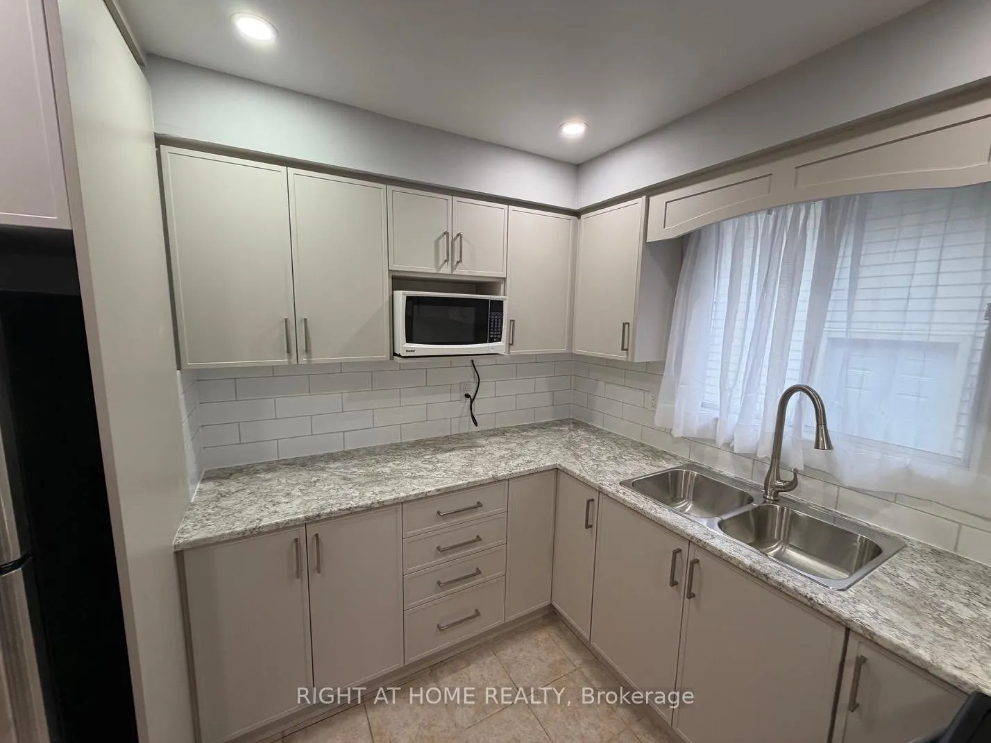 Photo 10 of 101 Romy Crescent, Thorold, Confederation Heights — HOMEH