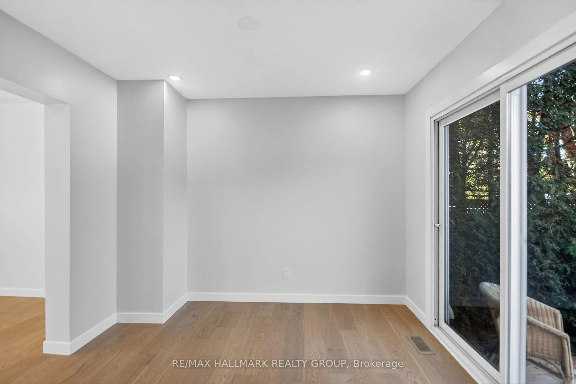 Photo 11 of 15 Scharf Lane, Ottawa, Kanata - Glencairn/Hazeldean — HOMEH