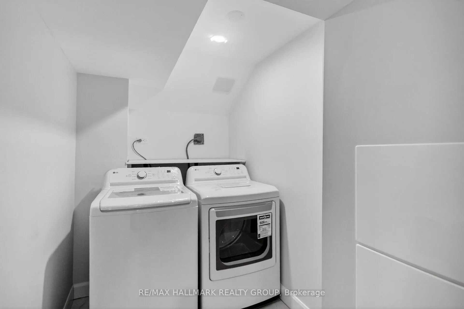 Photo 40 of 15 Scharf Lane, Ottawa, Kanata - Glencairn/Hazeldean — HOMEH