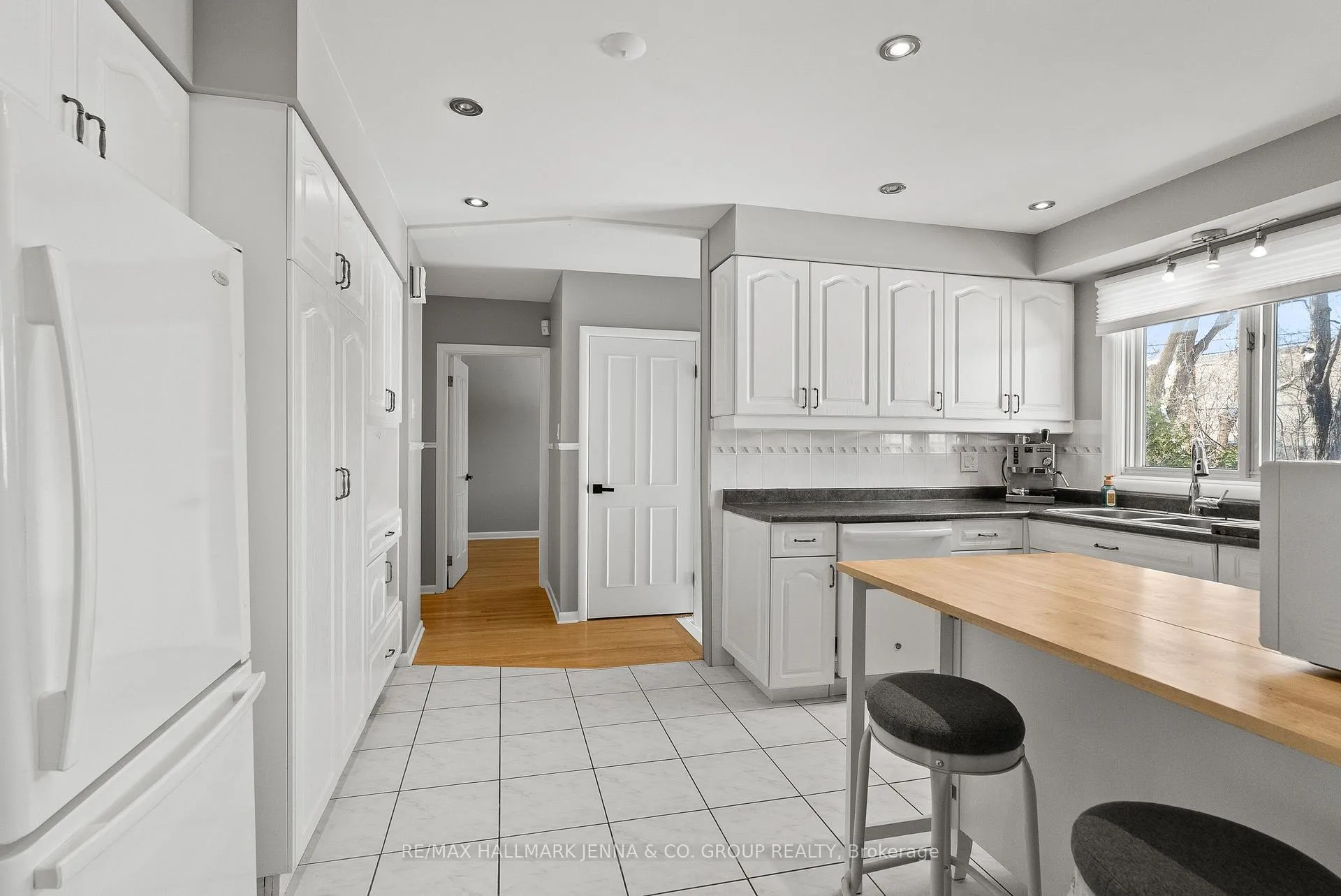 Photo 12 of 866 Claude Street, Ottawa, Castle Heights/Rideau High — HOMEH