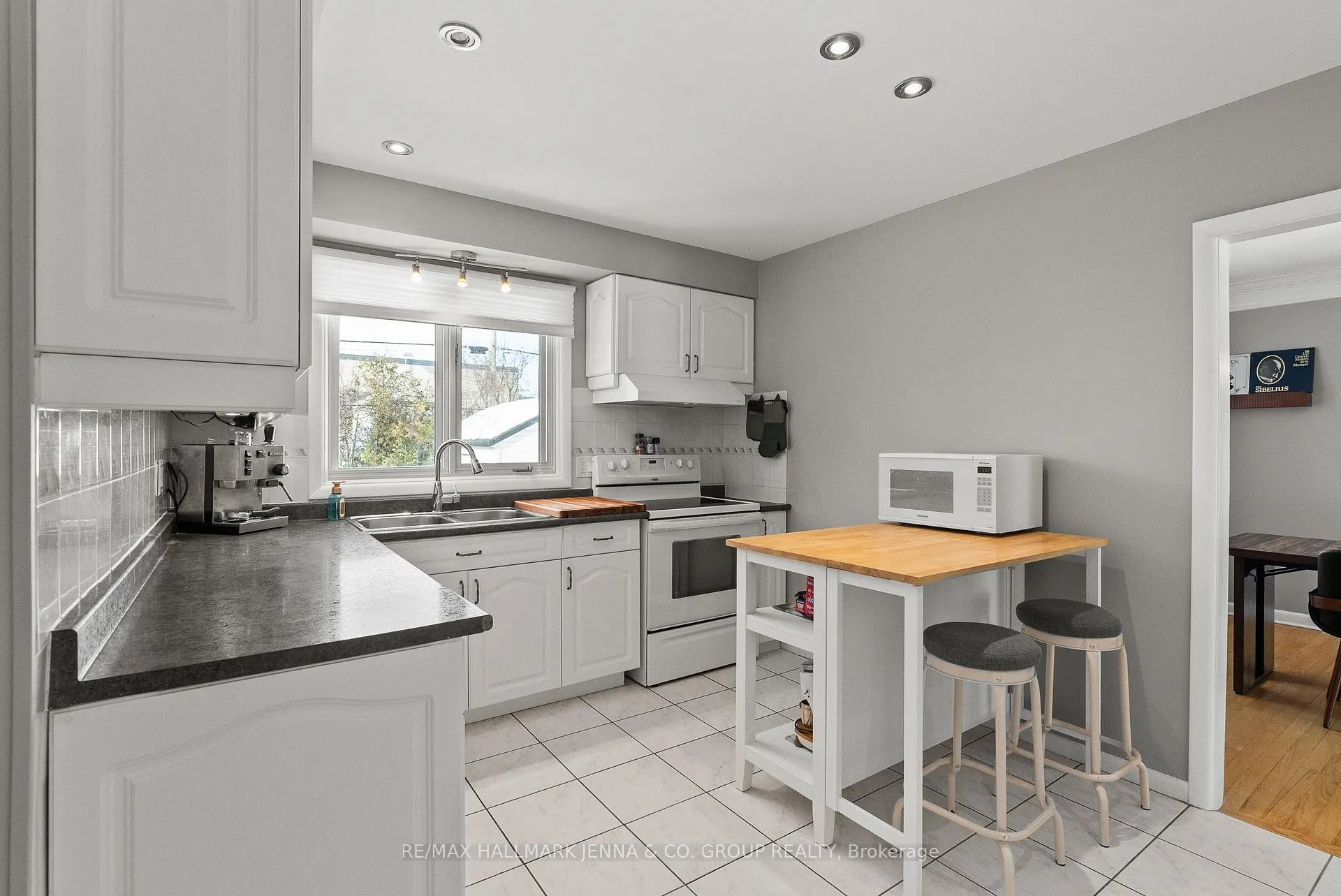 Photo 13 of 866 Claude Street, Ottawa, Castle Heights/Rideau High — HOMEH