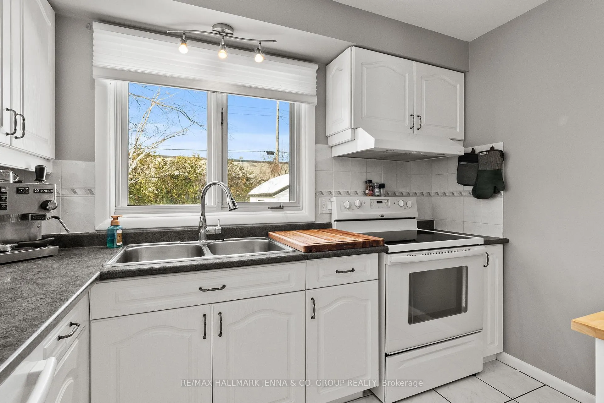 Photo 14 of 866 Claude Street, Ottawa, Castle Heights/Rideau High — HOMEH