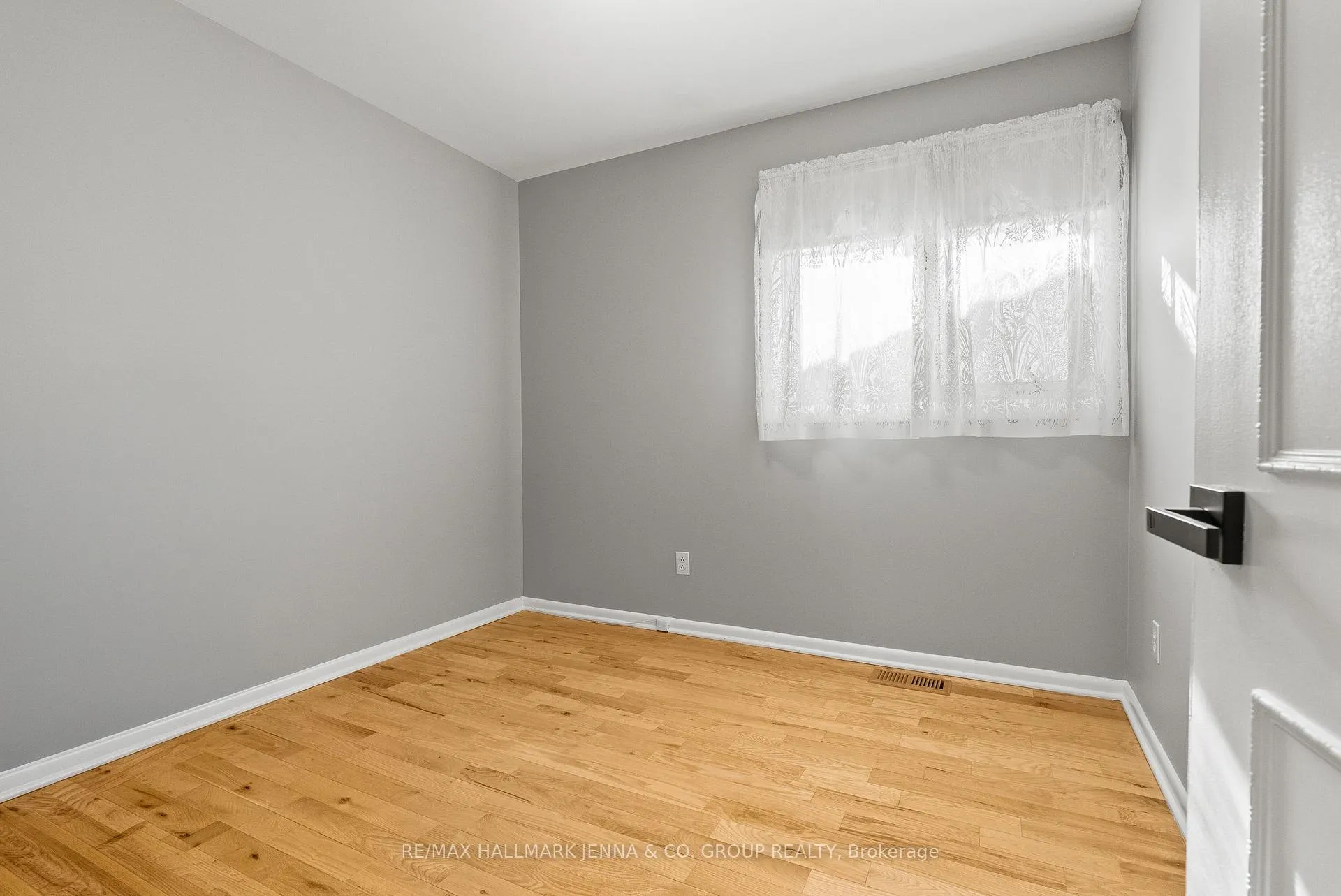 Photo 20 of 866 Claude Street, Ottawa, Castle Heights/Rideau High — HOMEH