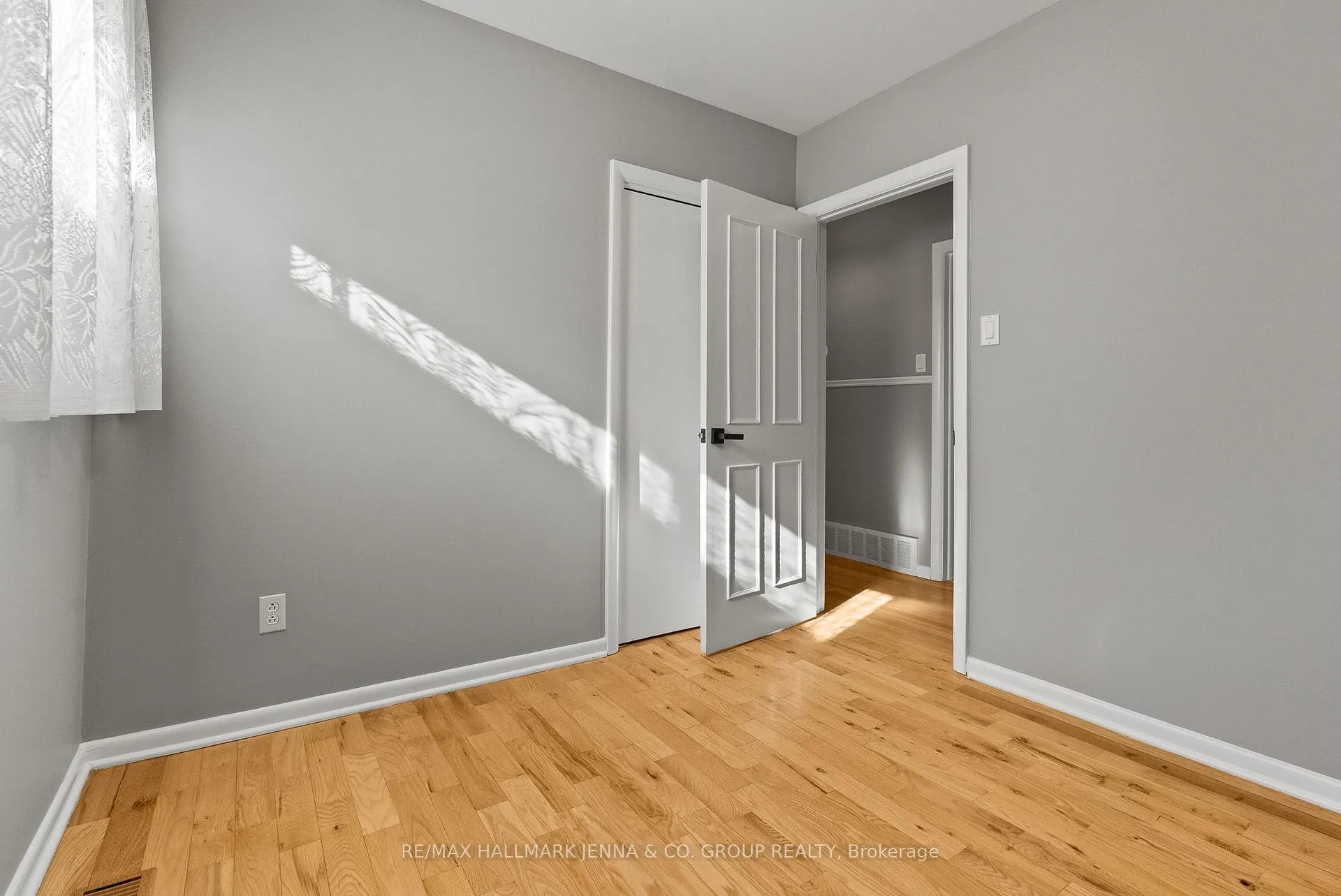 Photo 21 of 866 Claude Street, Ottawa, Castle Heights/Rideau High — HOMEH