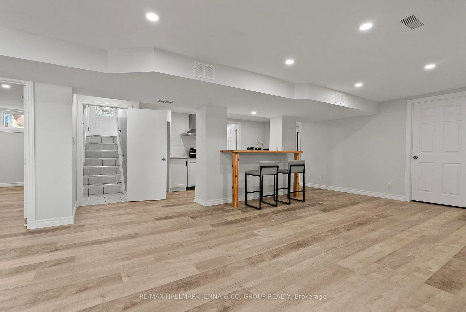 Photo 25 of 866 Claude Street, Ottawa, Castle Heights/Rideau High — HOMEH