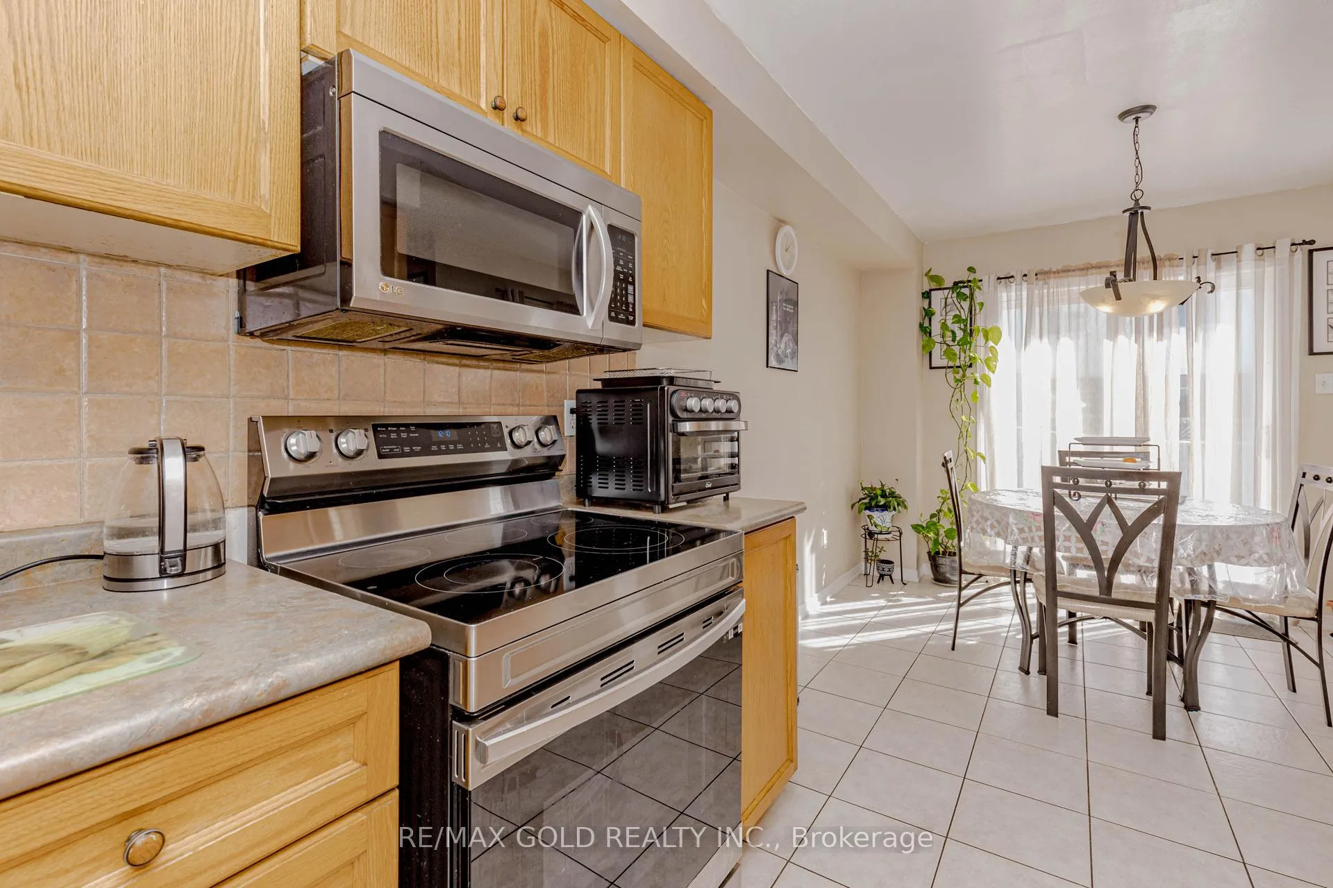 Photo 10 of 3 Monaco Court, Brampton, Fletcher's Meadow — HOMEH