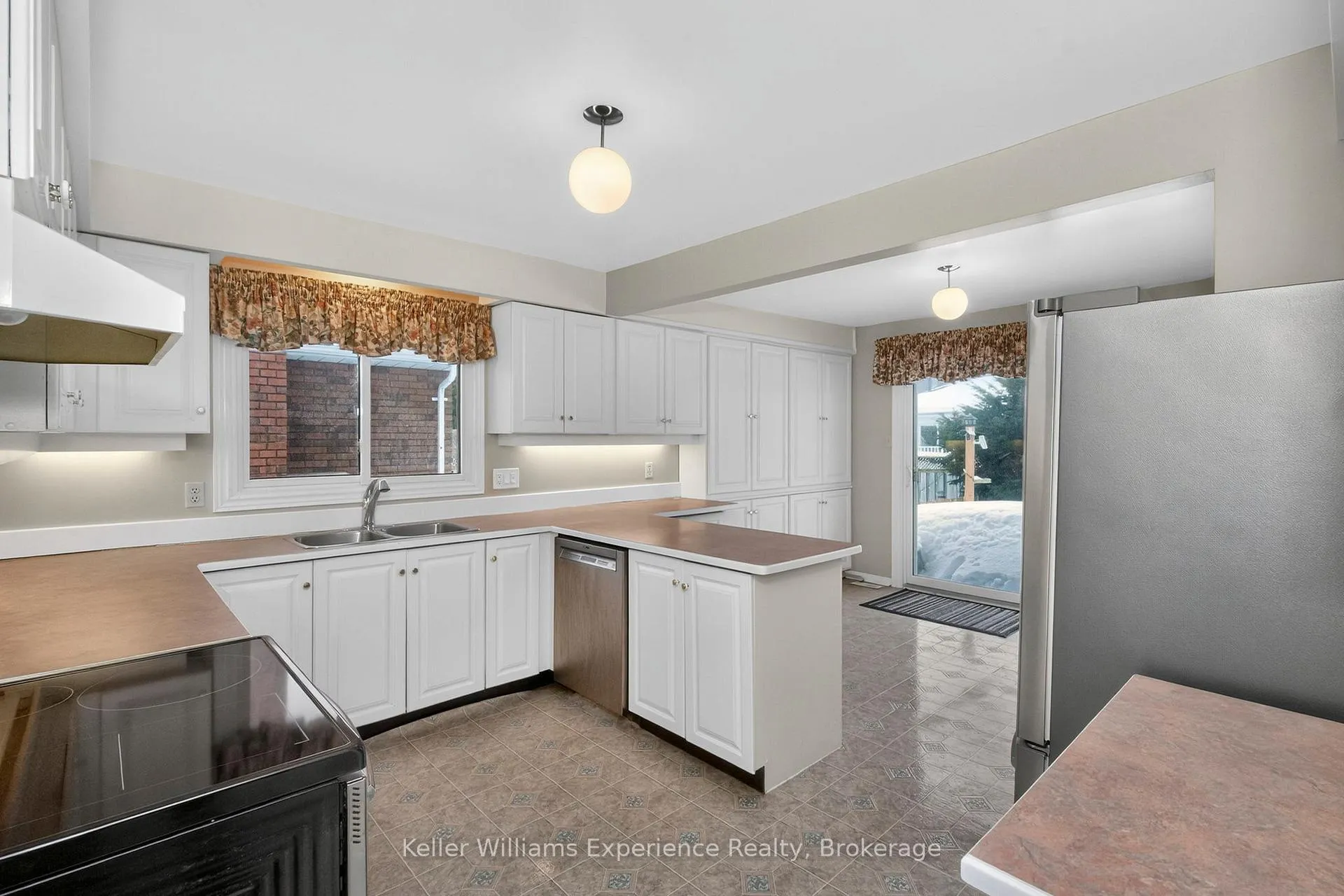 Photo 5 of 943 Playfair Road, Midland — HOMEH