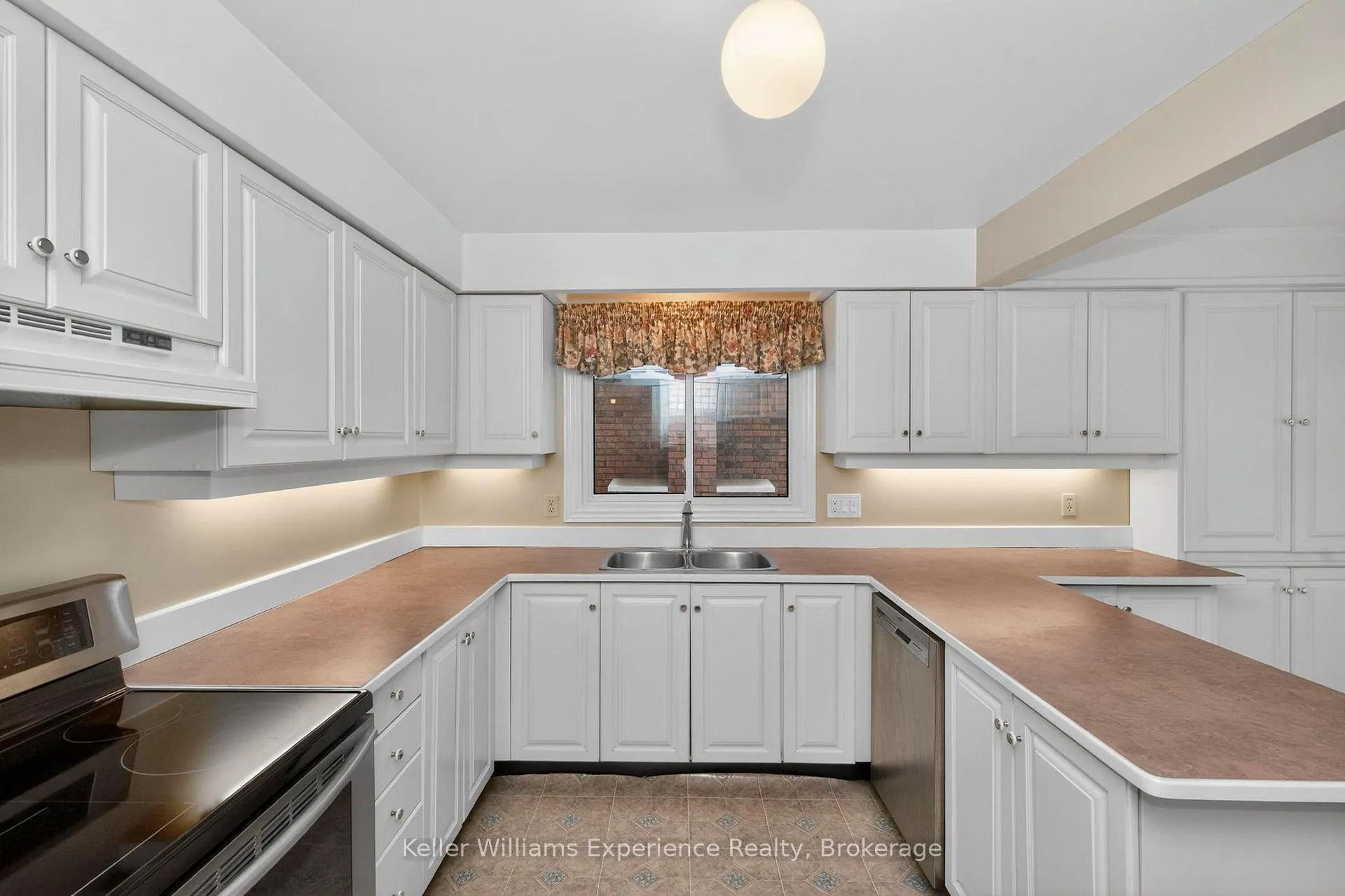 Photo 6 of 943 Playfair Road, Midland — HOMEH