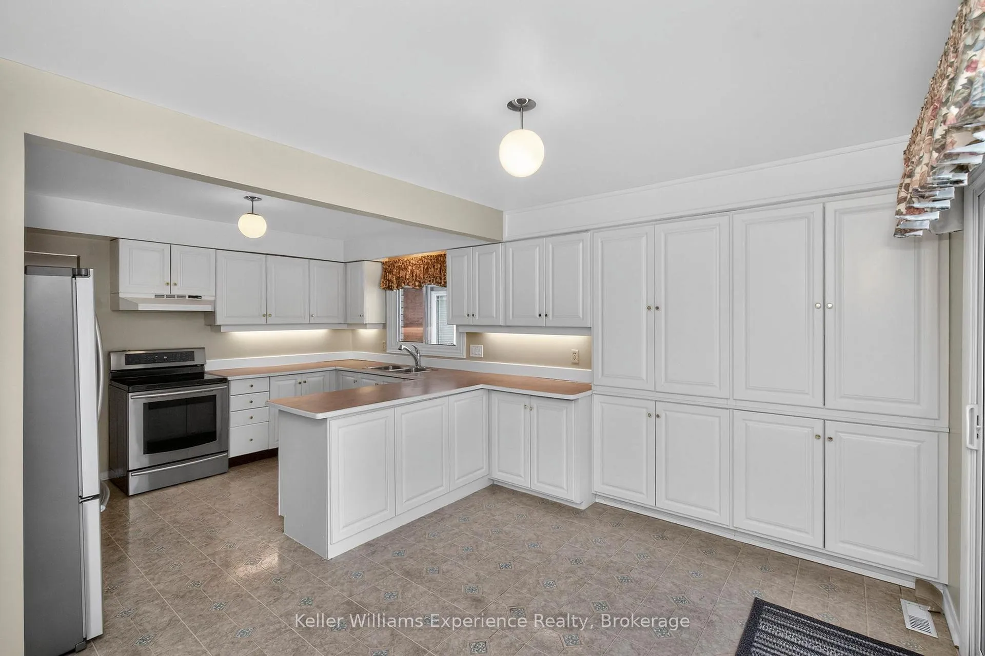 Photo 9 of 943 Playfair Road, Midland — HOMEH