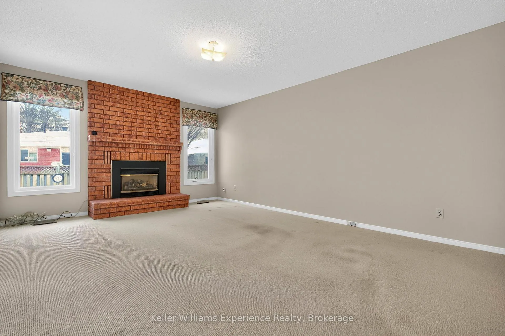 Photo 13 of 943 Playfair Road, Midland — HOMEH