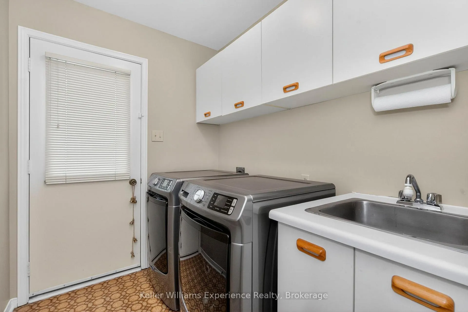 Photo 30 of 943 Playfair Road, Midland — HOMEH